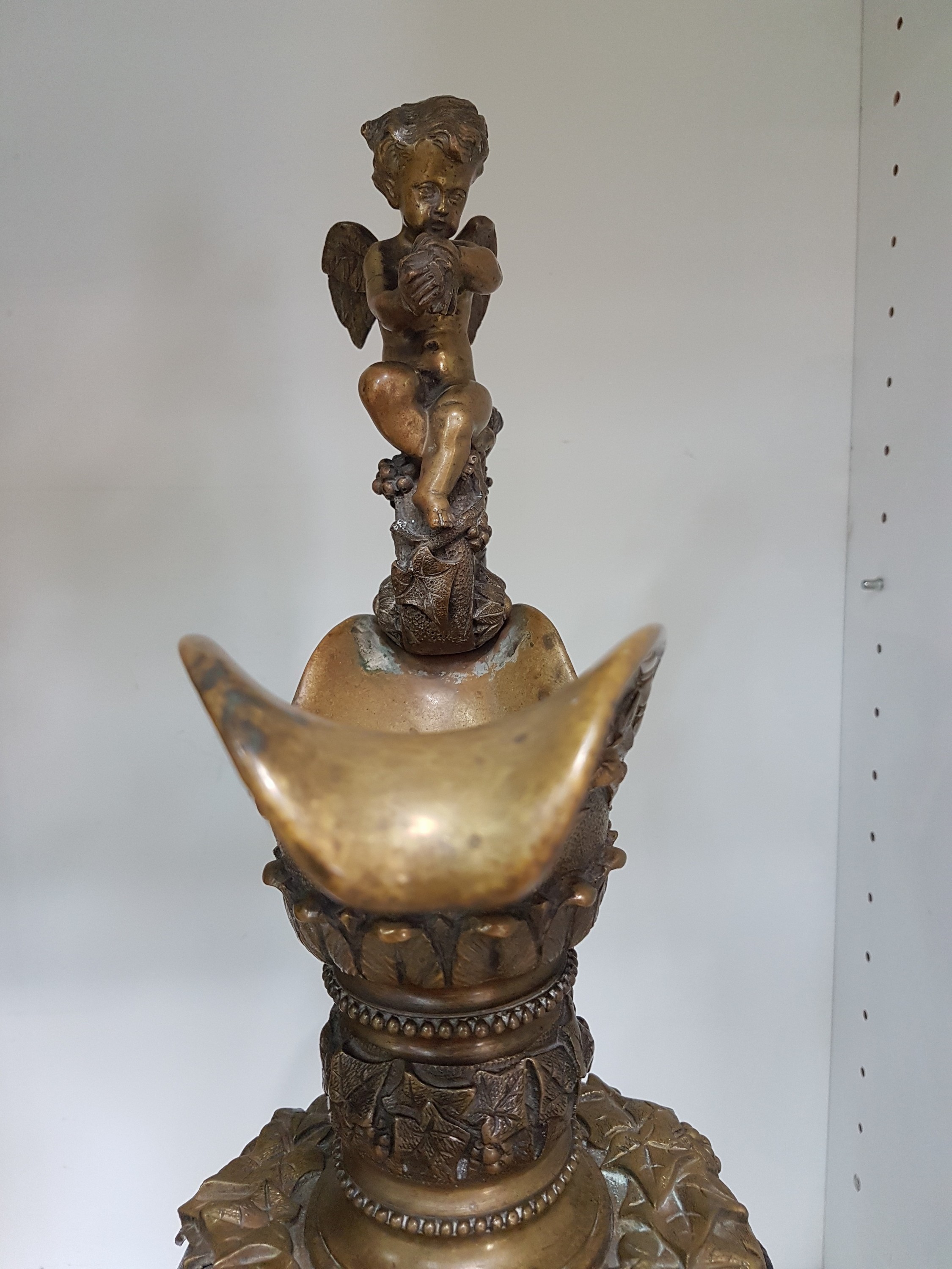 Detail i: Großer Prunkhenkelkrug, deutsch, ausgehendes 19.Jh., Bronze, Henkel mit vollplastischem Putto, Korpus mit reichem Reliefdekor: Puttenfries, ...