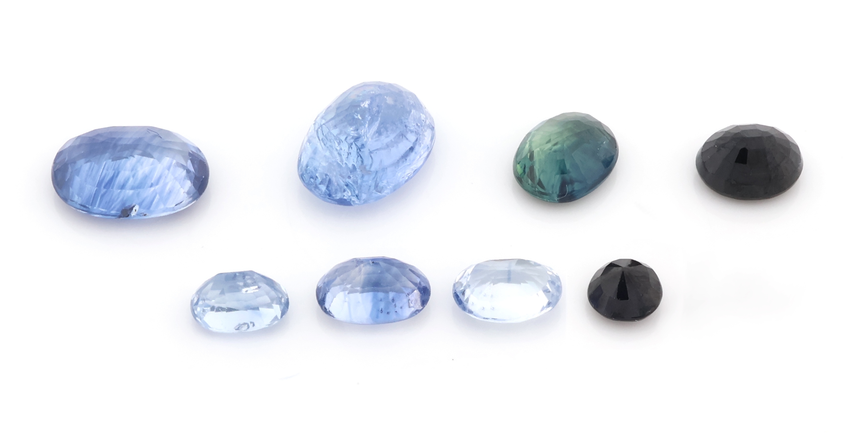 Detail a: Konvolut 8 Saphire zus. ca. 4.71 ct, oval- und rundfacett., Blau und Grün