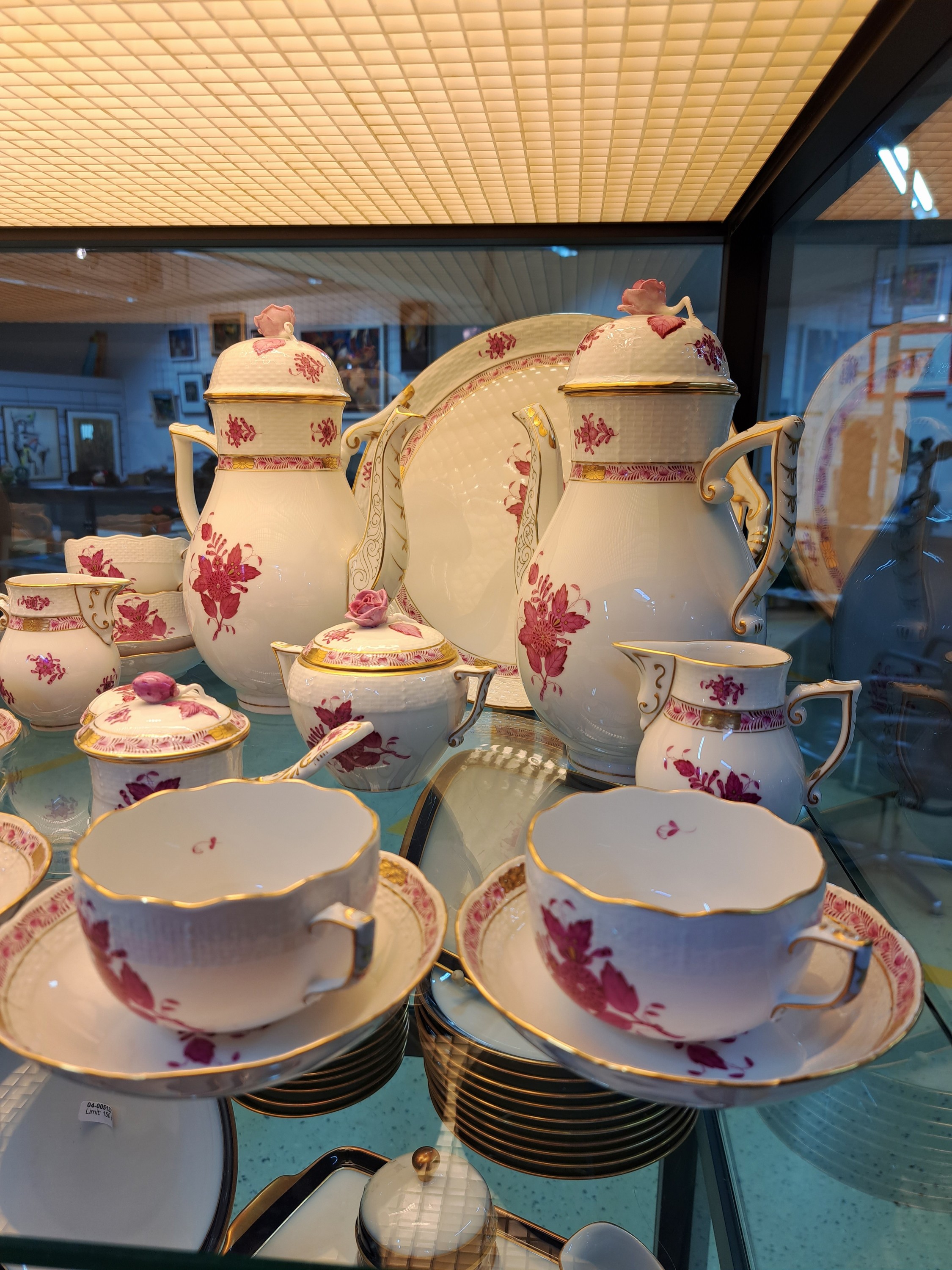 Detail a: Kaffeeservice, Herend Ungarn, Dekor Apponyi purpur, 2 Kaffeekannen, Zuckerdose, 2 Milchkännchen, 4 Tassen mit Untertassen, eine Kuchenplatte, ein ...