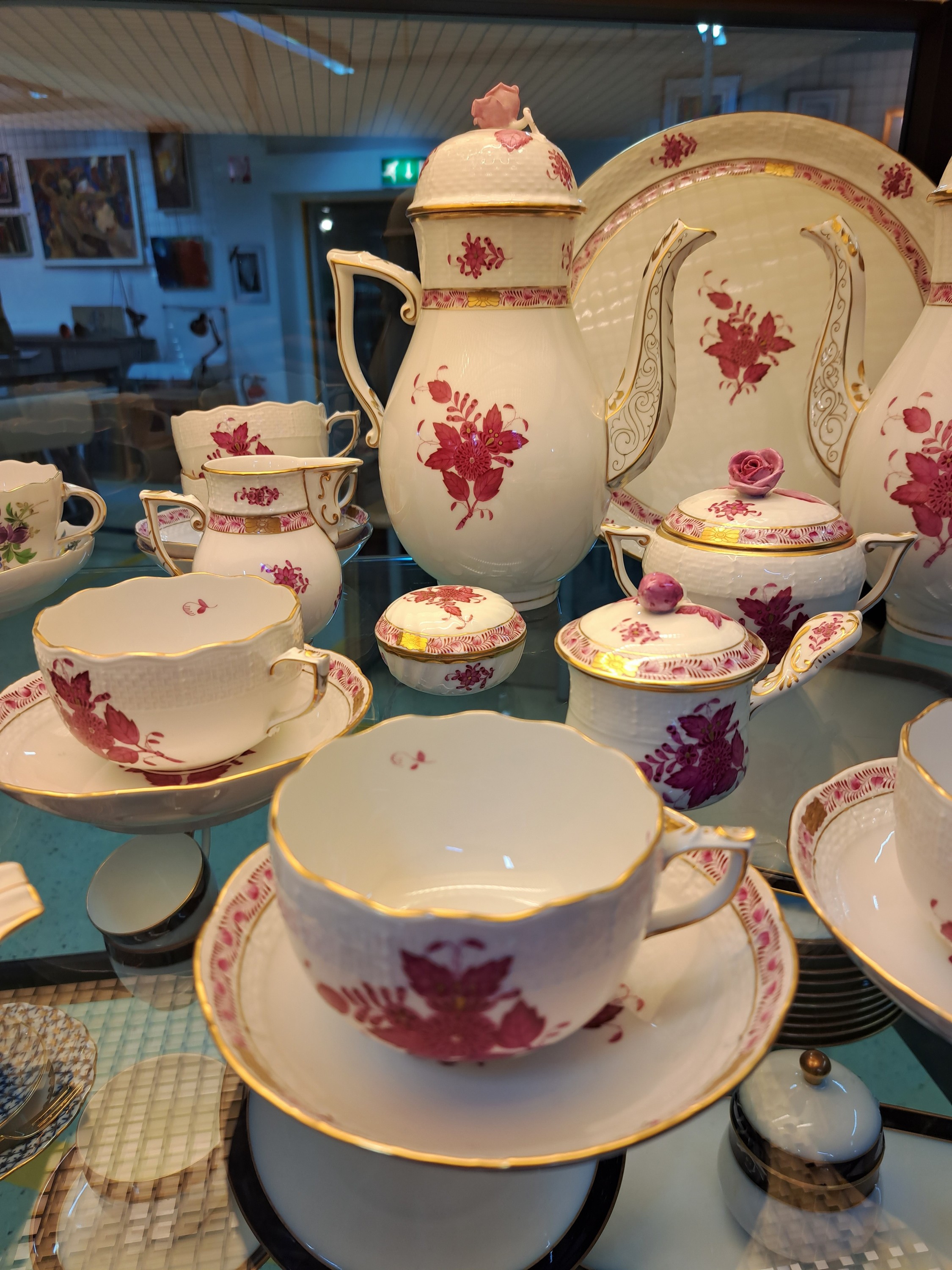 Detail c: Kaffeeservice, Herend Ungarn, Dekor Apponyi purpur, 2 Kaffeekannen, Zuckerdose, 2 Milchkännchen, 4 Tassen mit Untertassen, eine Kuchenplatte, ein ...