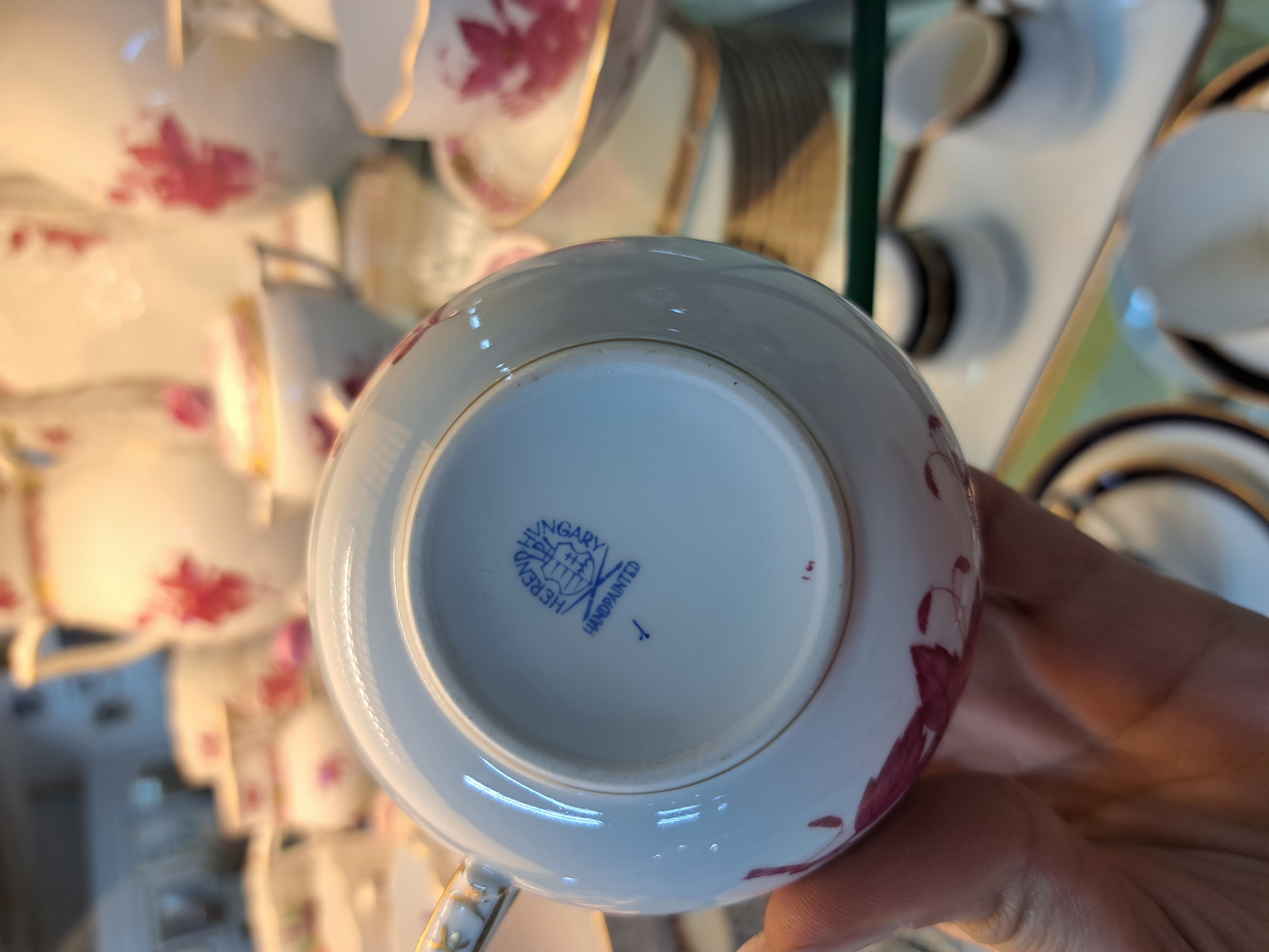 Detail e: Kaffeeservice, Herend Ungarn, Dekor Apponyi purpur, 2 Kaffeekannen, Zuckerdose, 2 Milchkännchen, 4 Tassen mit Untertassen, eine Kuchenplatte, ein ...