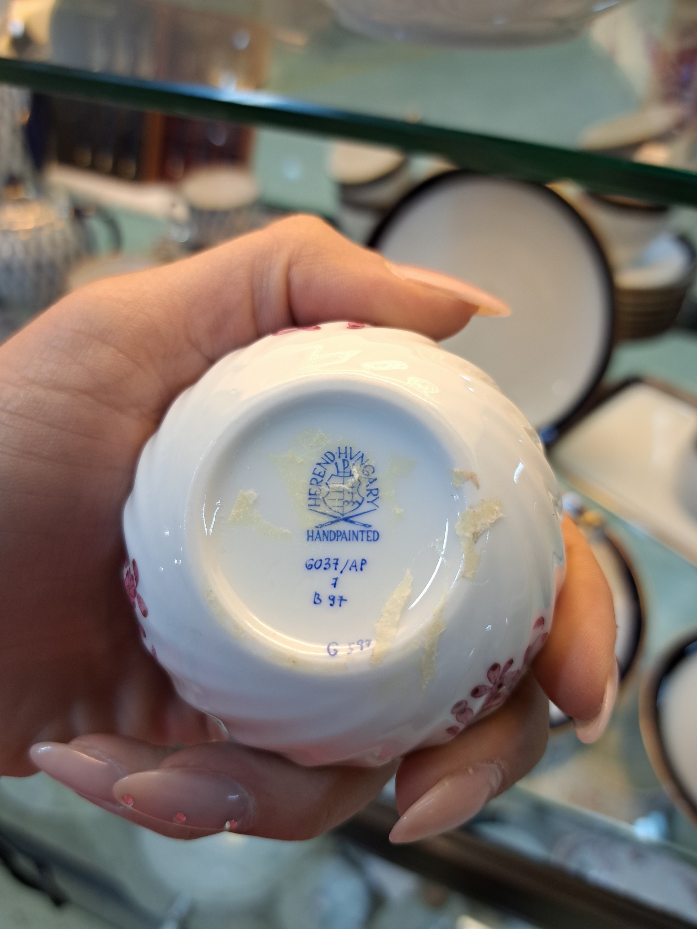 Detail f: Kaffeeservice, Herend Ungarn, Dekor Apponyi purpur, 2 Kaffeekannen, Zuckerdose, 2 Milchkännchen, 4 Tassen mit Untertassen, eine Kuchenplatte, ein ...