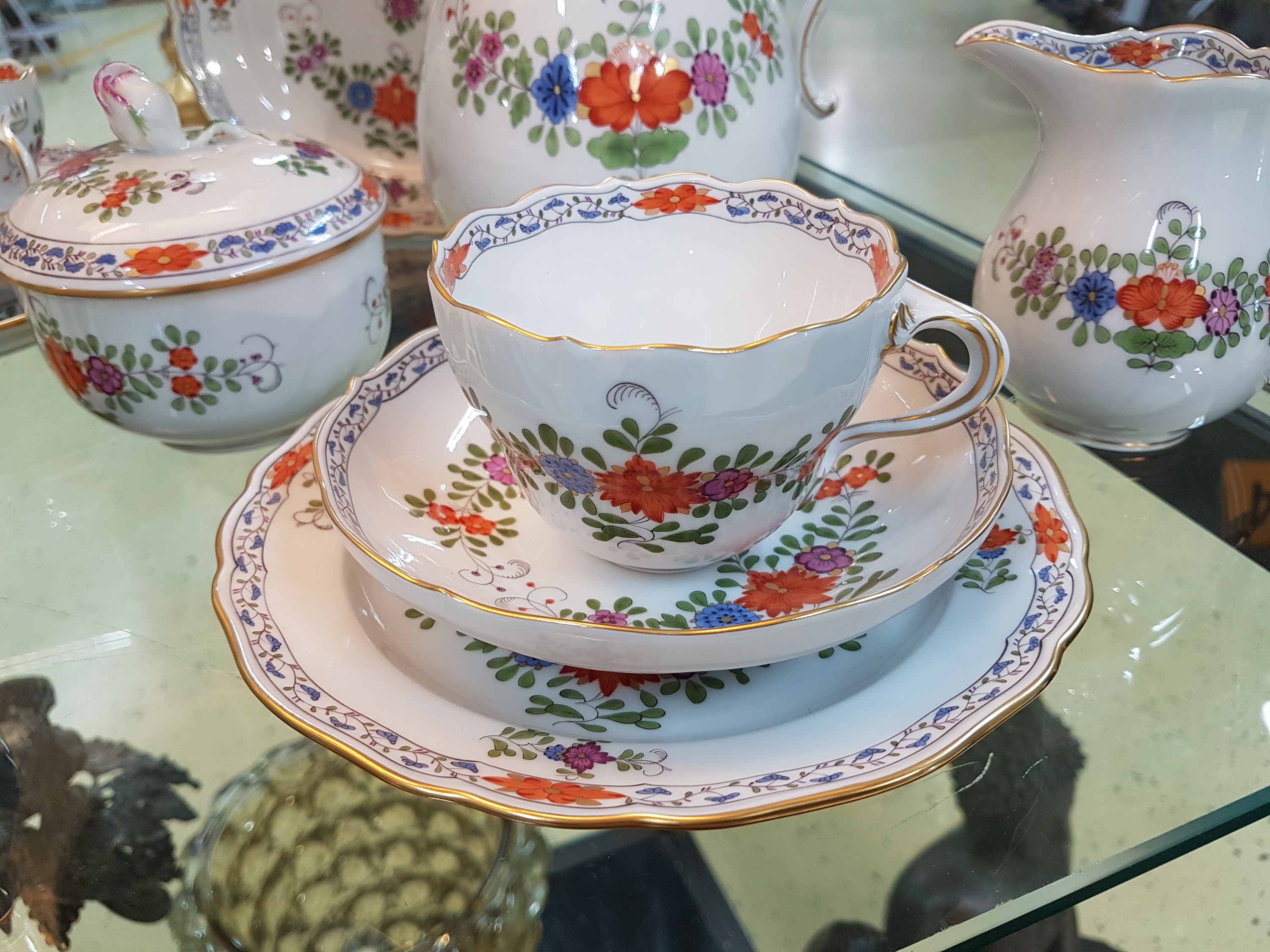 Detail b: Kaffeeservice, Meissen, 20. Jh., 1. Wahl, reiche indische Malerei goldgetupft, Kanne, Zuckerdose, Milchkännchen, 3 Tassen mit Untertassen, 3 ...