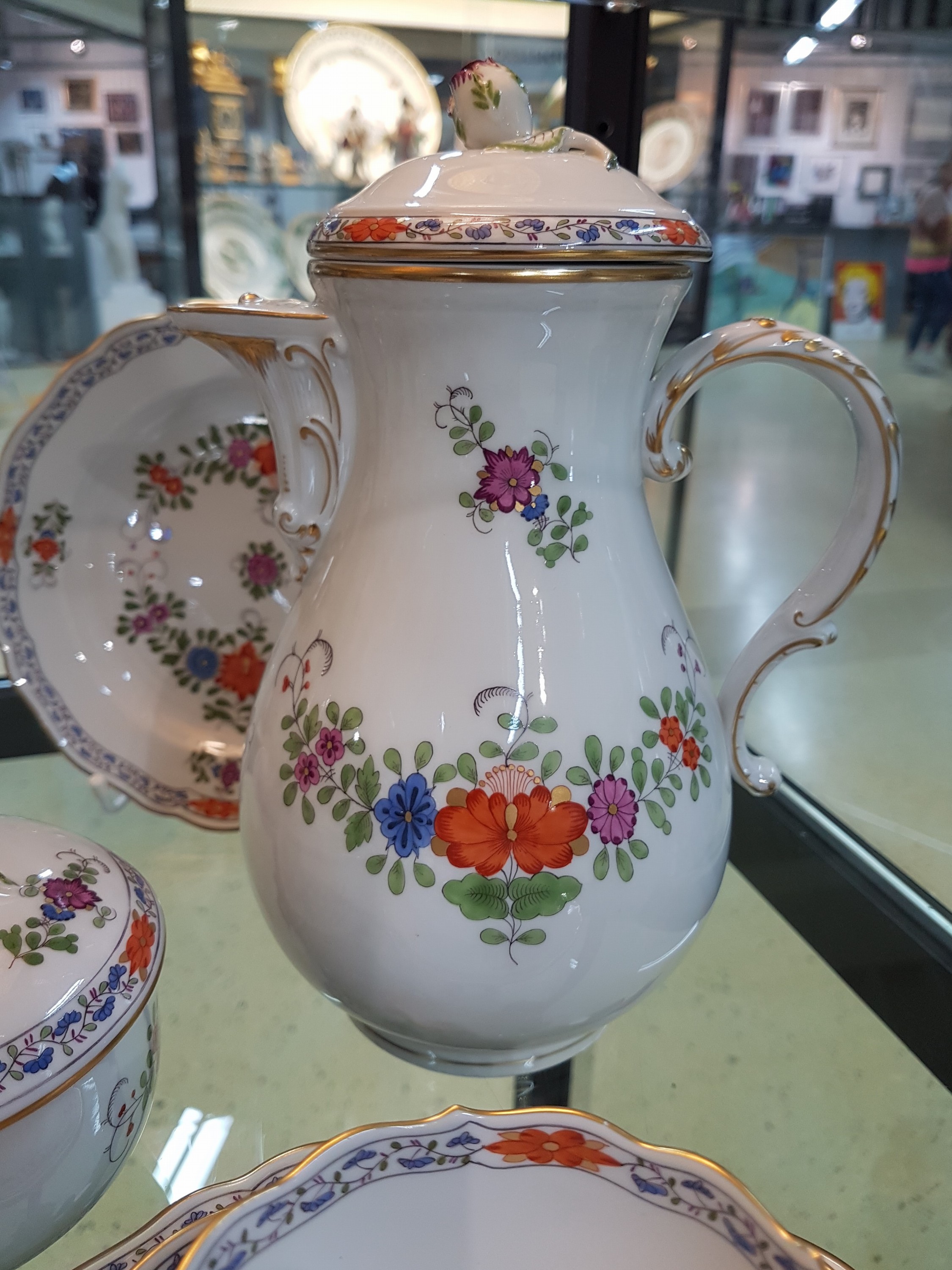 Detail c: Kaffeeservice, Meissen, 20. Jh., 1. Wahl, reiche indische Malerei goldgetupft, Kanne, Zuckerdose, Milchkännchen, 3 Tassen mit Untertassen, 3 ...