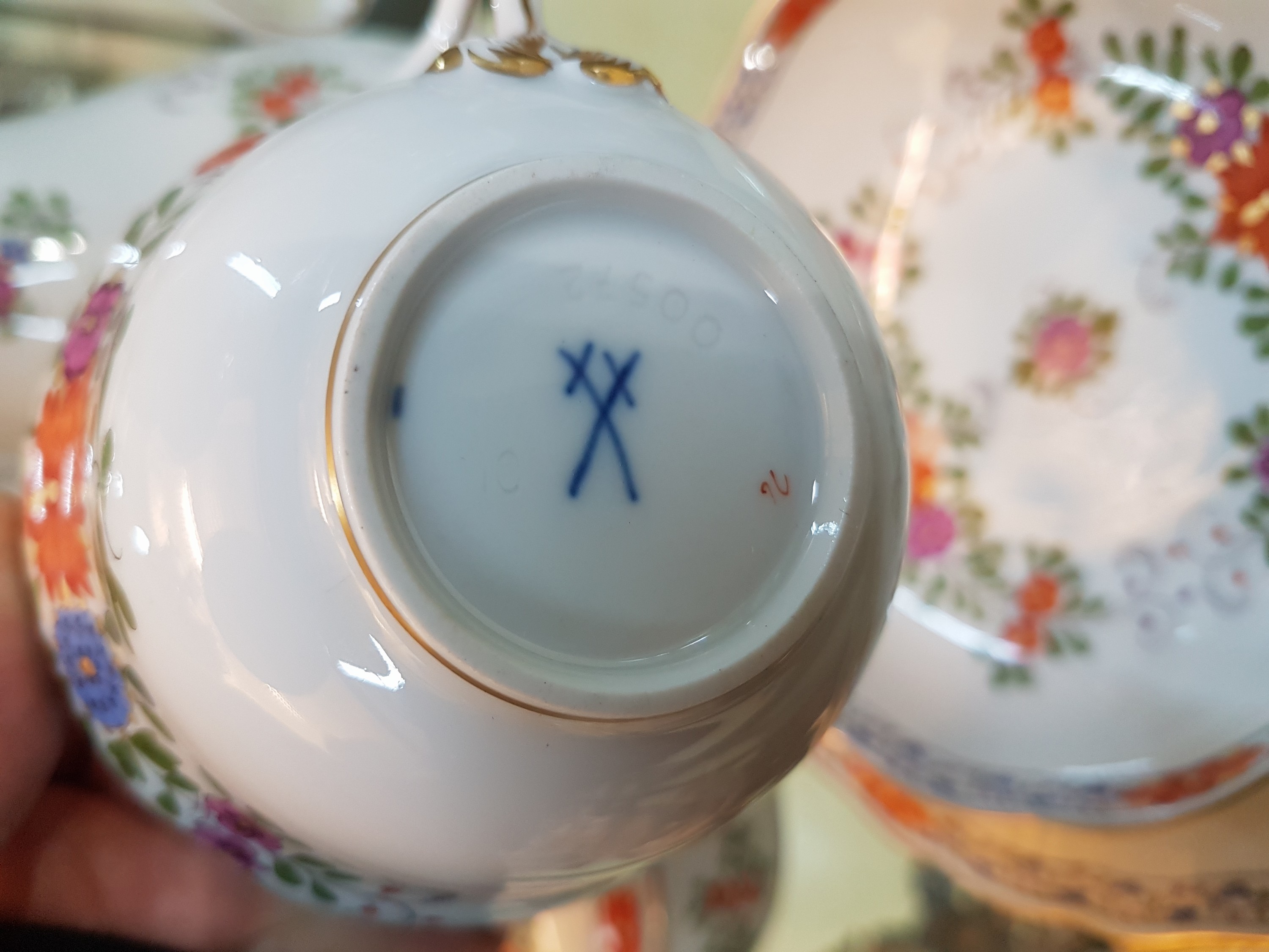 Detail d: Kaffeeservice, Meissen, 20. Jh., 1. Wahl, reiche indische Malerei goldgetupft, Kanne, Zuckerdose, Milchkännchen, 3 Tassen mit Untertassen, 3 ...