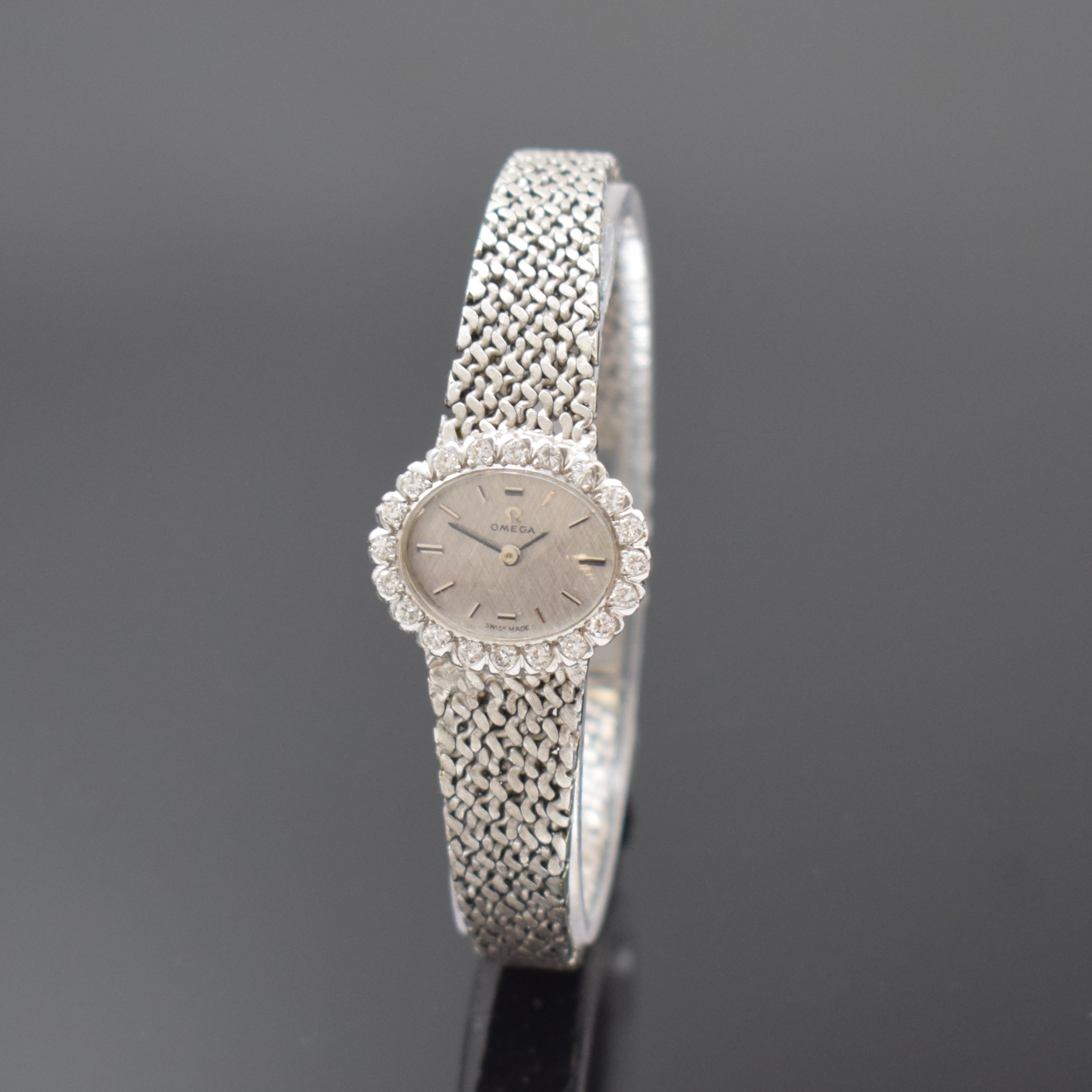 OMEGA Damenarmbanduhr in WG 750/000 mit Diamantbesatz, Schweiz um 1969, Handaufzug, orig. Goldband, Lünette aufw. m. Diamanten bes., Boden aufgedr., ...