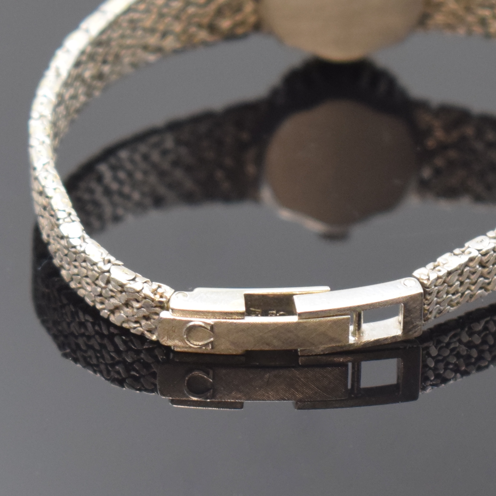 Detail b: OMEGA Damenarmbanduhr in WG 750/000 mit Diamantbesatz, Schweiz um 1969, Handaufzug, orig. Goldband, Lünette aufw. m. Diamanten bes., Boden aufgedr., ...