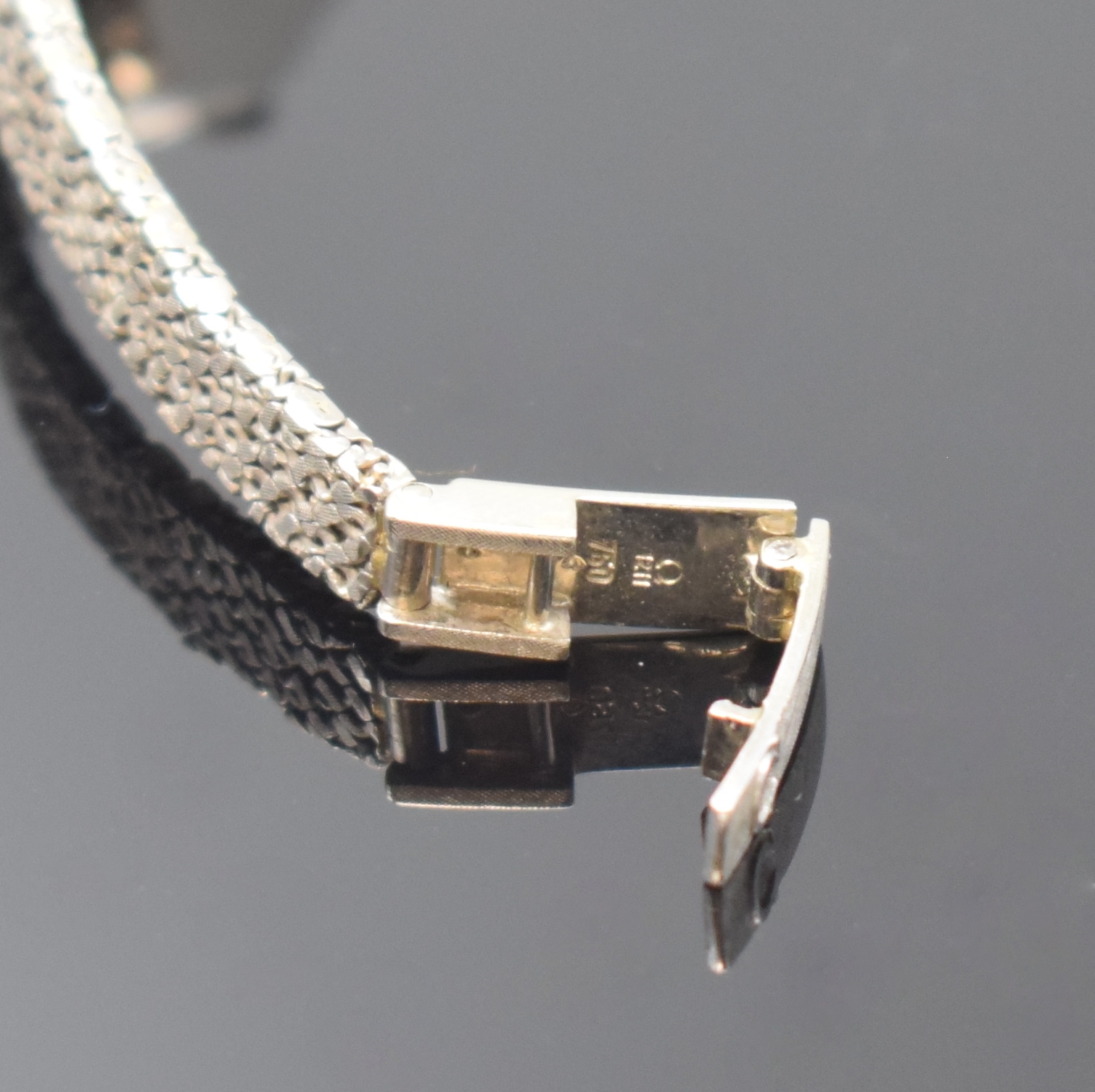 Detail c: OMEGA Damenarmbanduhr in WG 750/000 mit Diamantbesatz, Schweiz um 1969, Handaufzug, orig. Goldband, Lünette aufw. m. Diamanten bes., Boden aufgedr., ...