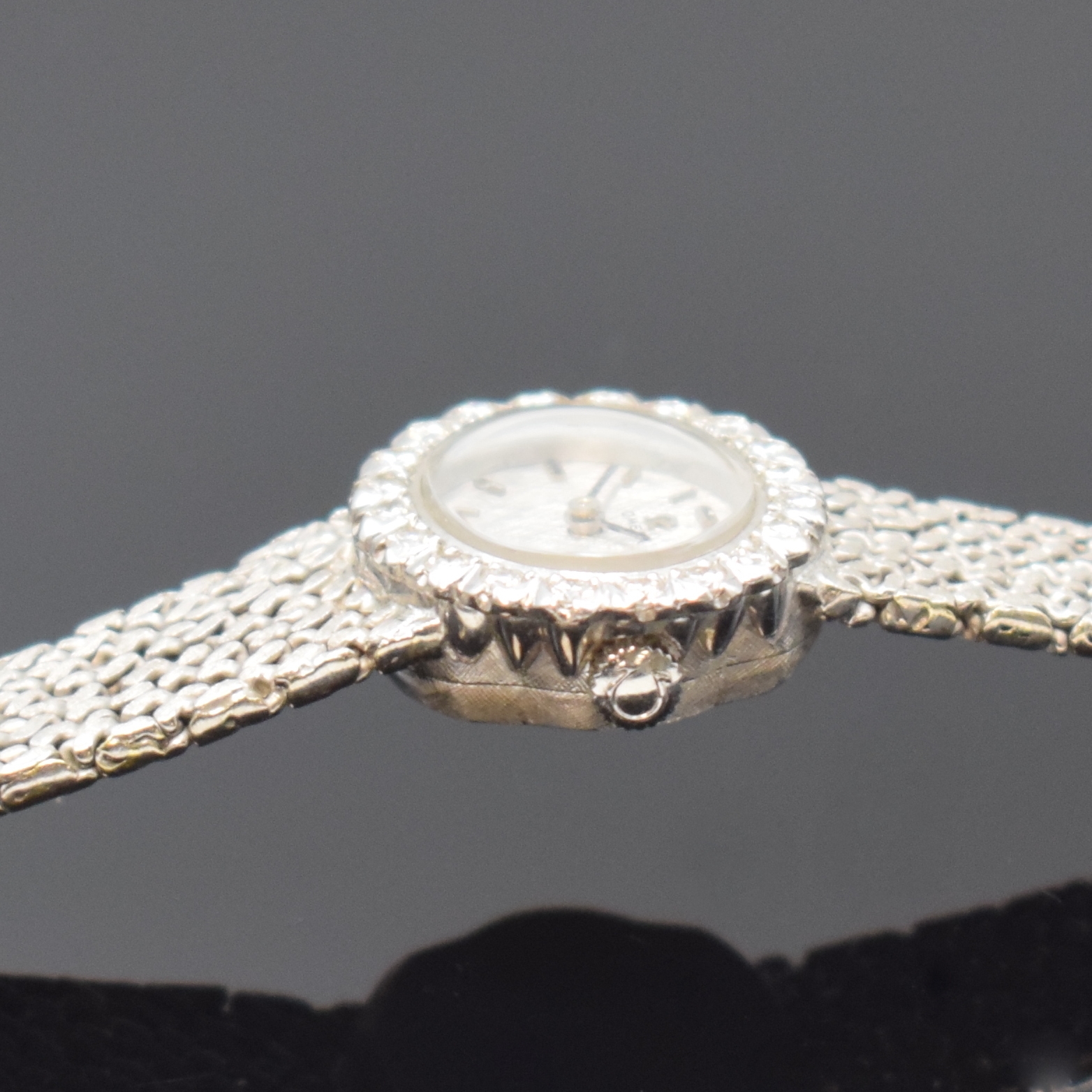 Detail d: OMEGA Damenarmbanduhr in WG 750/000 mit Diamantbesatz, Schweiz um 1969, Handaufzug, orig. Goldband, Lünette aufw. m. Diamanten bes., Boden aufgedr., ...