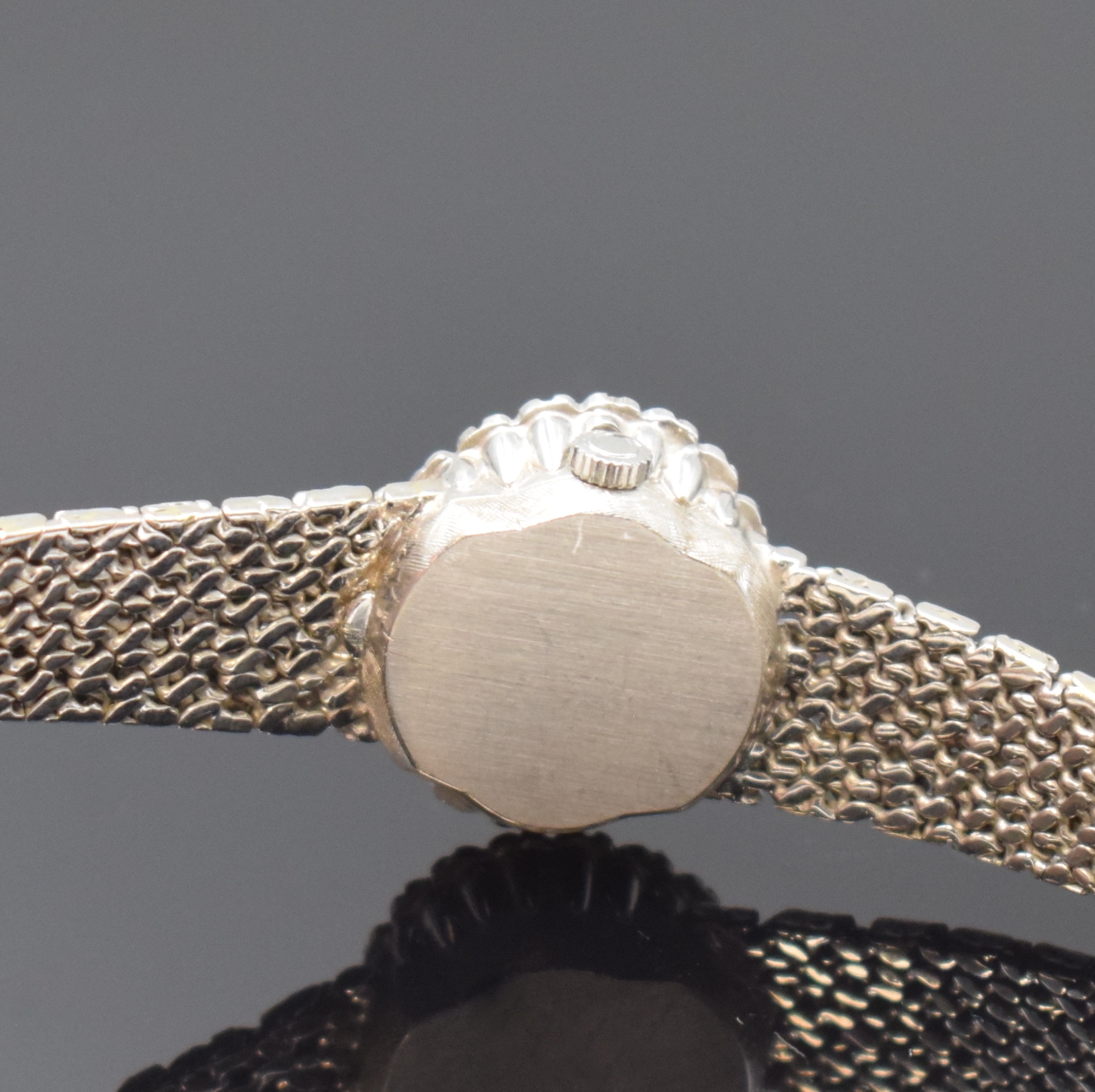 Detail e: OMEGA Damenarmbanduhr in WG 750/000 mit Diamantbesatz, Schweiz um 1969, Handaufzug, orig. Goldband, Lünette aufw. m. Diamanten bes., Boden aufgedr., ...