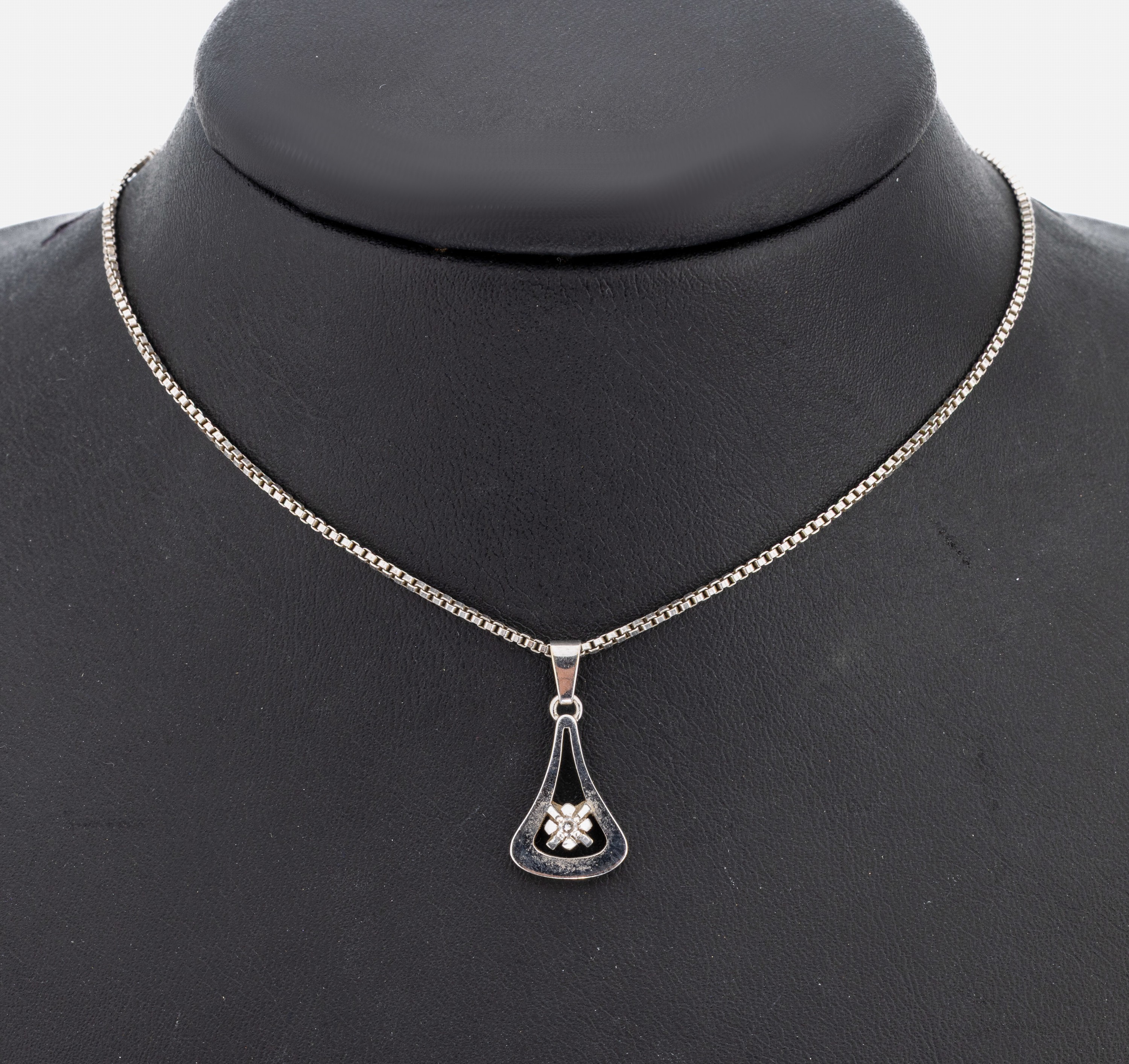 14 kt Gold Diamant-Anhänger, WG 585/000, geometrisch, kl. 8/8-Diamant, ca. 2.2 x 1.1 cm, an Kette, WG 585/000, L. ca. 38 cm, Federringschließe, ...