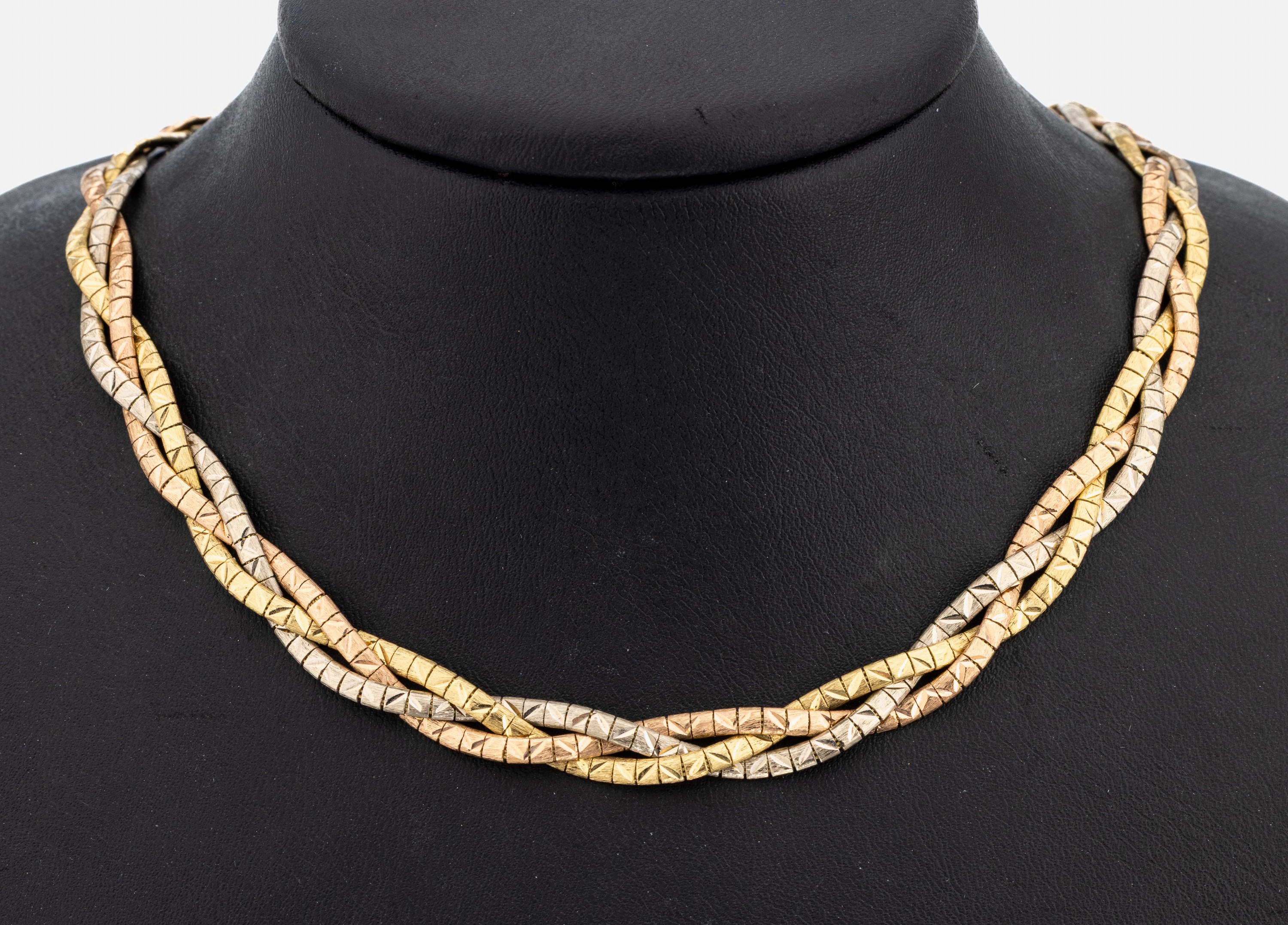 18 kt Gold Collier, GG/WG/RG 750/000, sat. und strukt., 3-rhg. geflochten, L. ca. 44 cm, Kastenschloss mit Sicherheitsacht, ca. 46.9 g