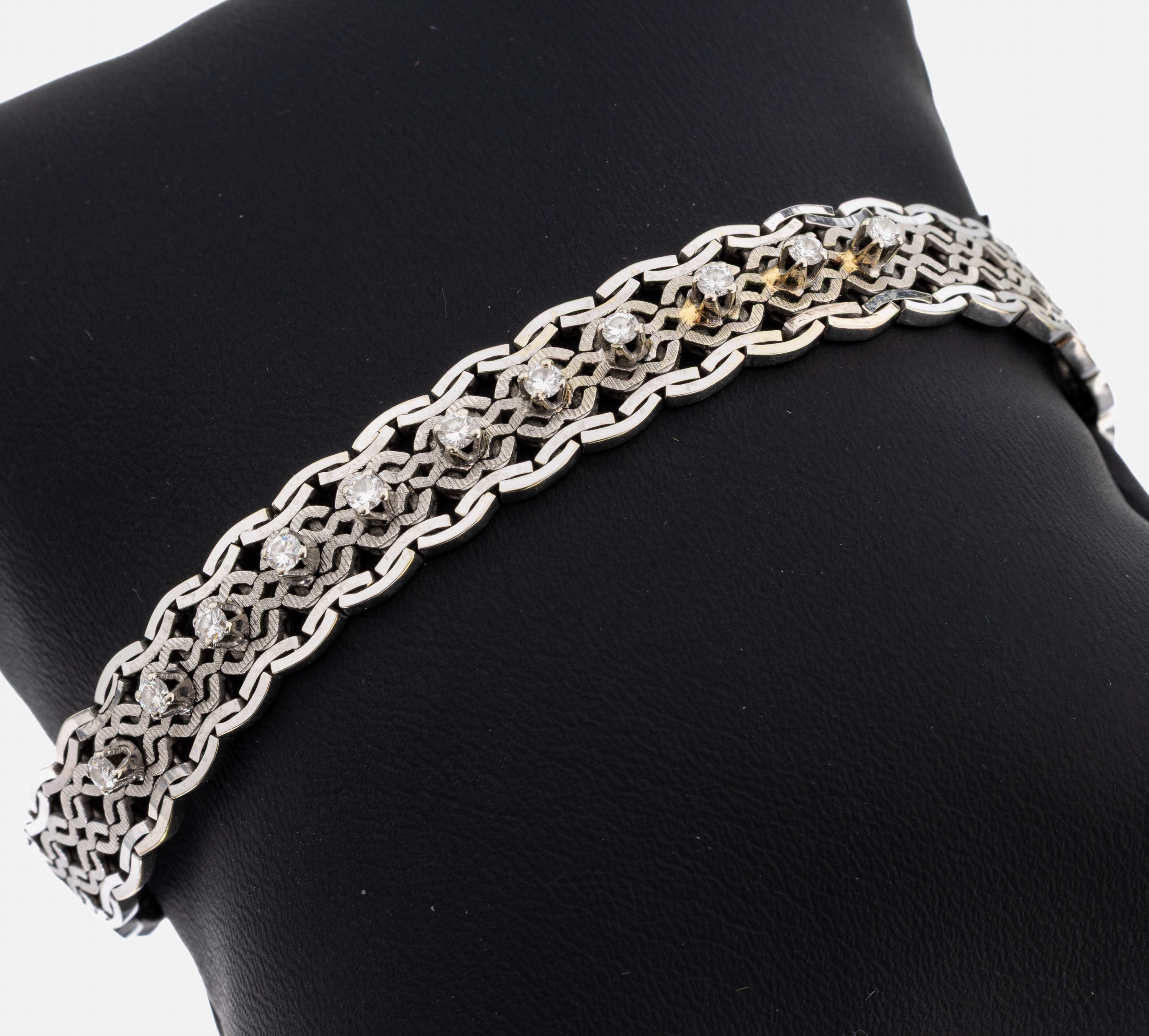 18 kt Gold Brillant-Armband, WG 750/000, part. sat., 11 Brillanten zus. ca. 0.33 ct Weiß/si, B. ca. 1 cm, L. ca. 19 cm, Kastenschloss mit 2 ...