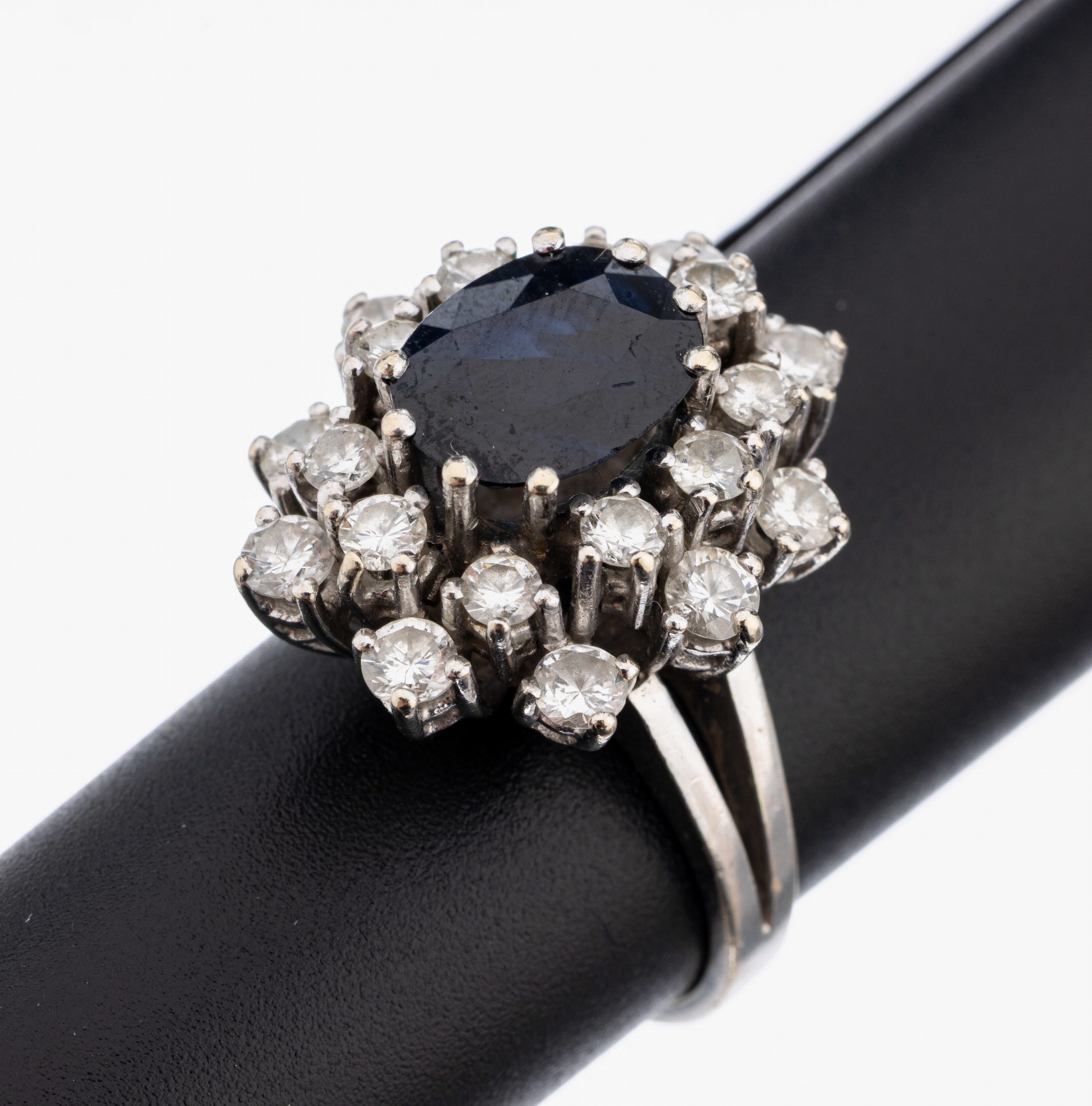 14 kt Gold Saphir-Brillant-Ring, WG 585/000, Aufbau in mehreren Ebenen, mittig ovalfacett. Saphir ca. 2.30 ct, 20 Brillanten zus. ca. 1.50 ct ...