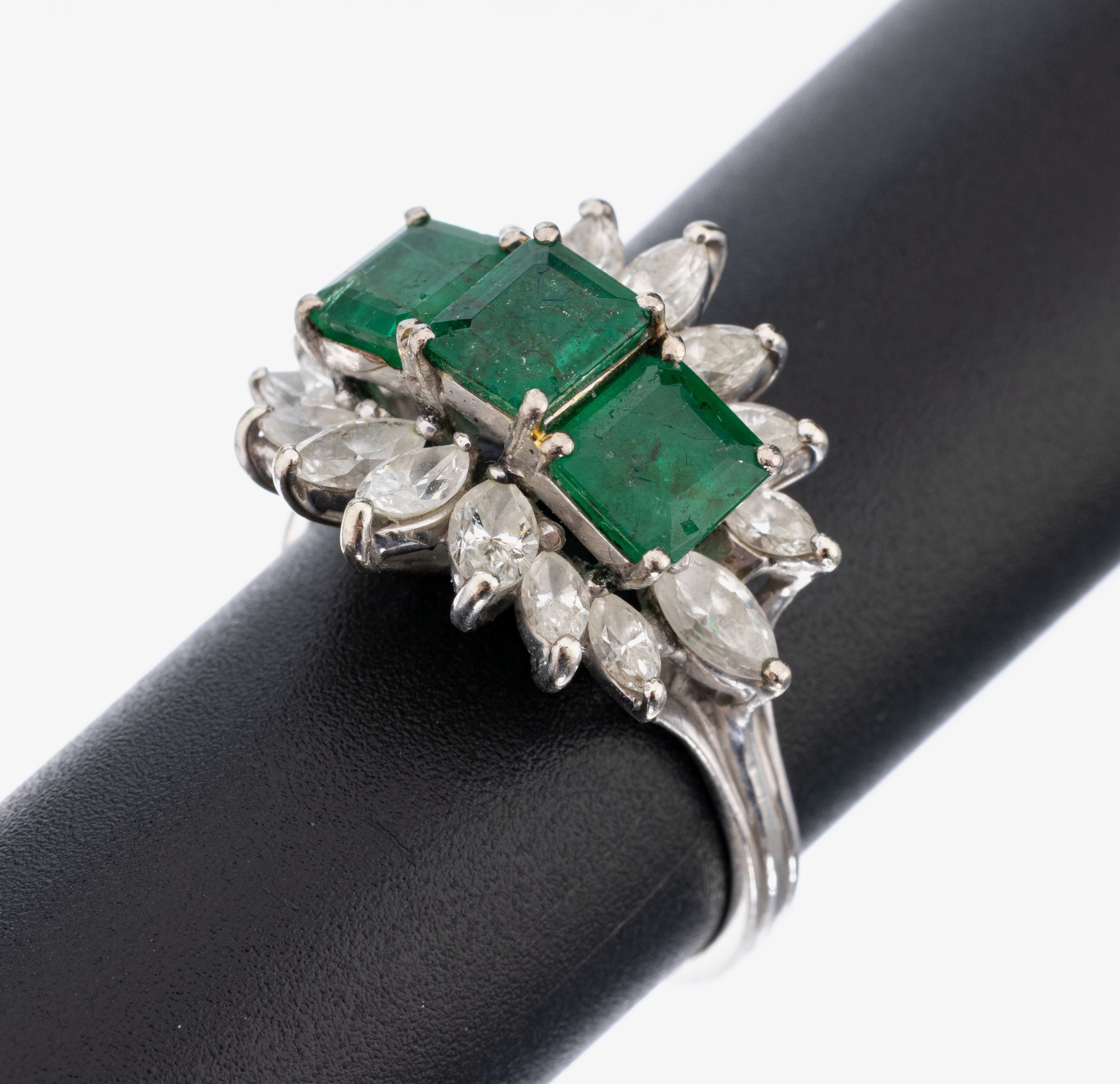 18 kt Gold Smaragd-Diamant-Ring, WG 750/000, 3 Smaragde im Treppenschliff ca. 2.00ct, Kerben, 16 Diamant-Navettes zus. ca. 1.60 ct Weiß/si, RW 57, ...