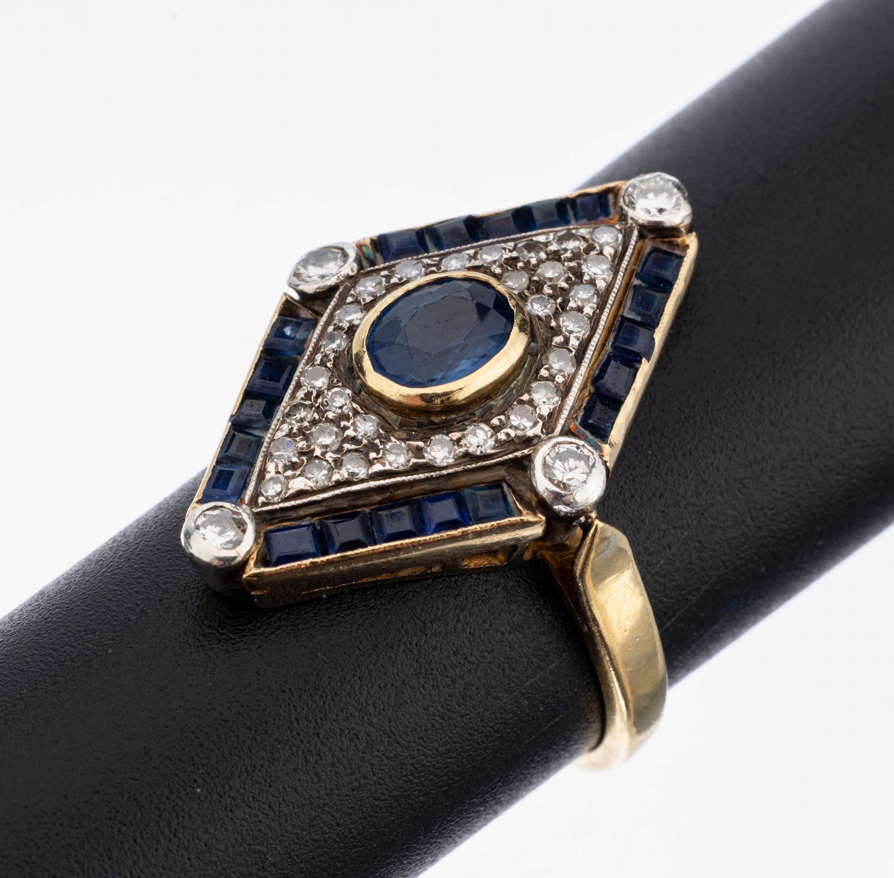 18 kt Gold Saphir-Diamant-Ring, GG/WG 750/000 gepr., 1 ovalfacett. Saphir und 20 Saphir-Carrees zus. ca. 1.20 ct, 4 Brillanten und 30 8/8-Diamanten ...