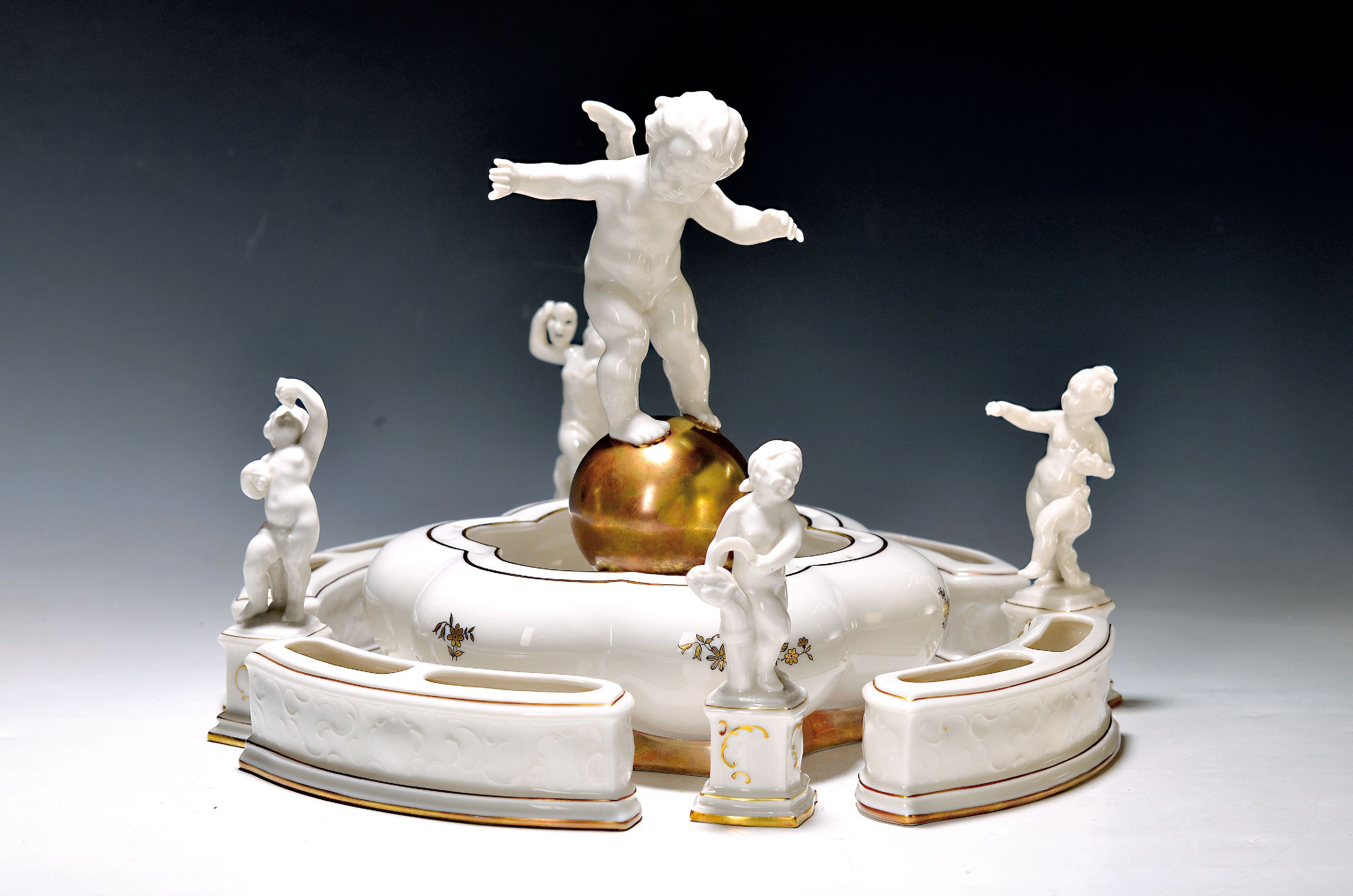 Konvolut Tischdekoration, Lorenz Hutschenreuther, Entw. Karl Tutter und Carl Werder, 20.Jh., Weißporzellan, Goldstaffage, sechspassige Schale mit ...