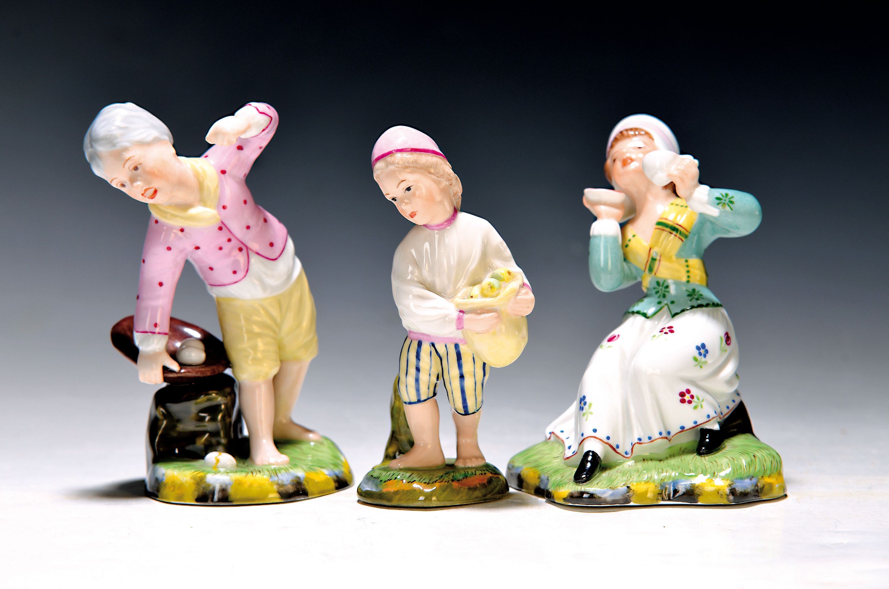 3 Porzellanfiguren, Höchst, 20.Jh., Entw. Johann Peter Melchior 18.Jh., Porzellan, farbig staffiert, "Eierdieb", H. 12 cm; Knabe mit ...