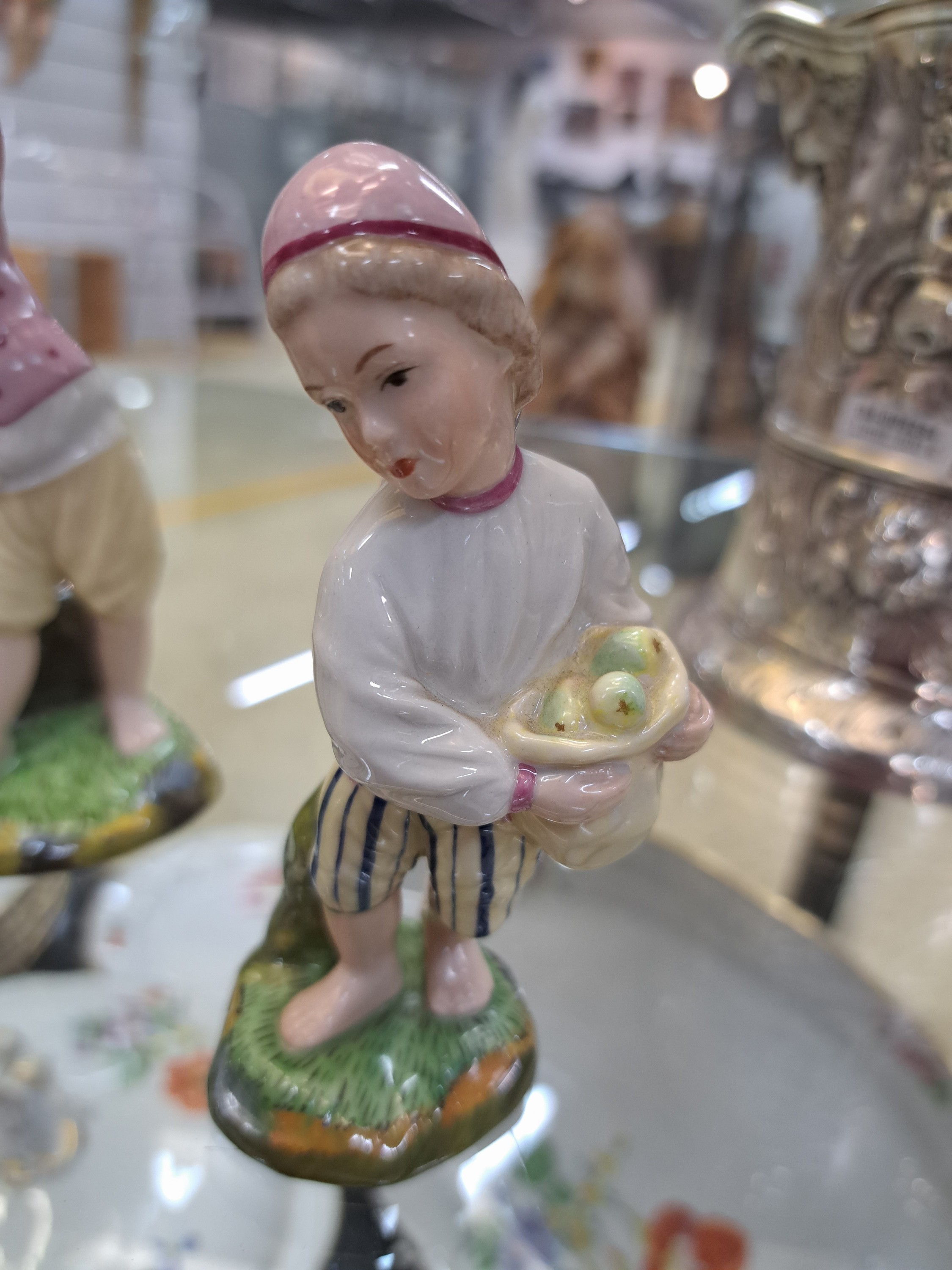 Detail b: 3 Porzellanfiguren, Höchst, 20.Jh., Entw. Johann Peter Melchior 18.Jh., Porzellan, farbig staffiert, "Eierdieb", H. 12 cm; Knabe mit ...