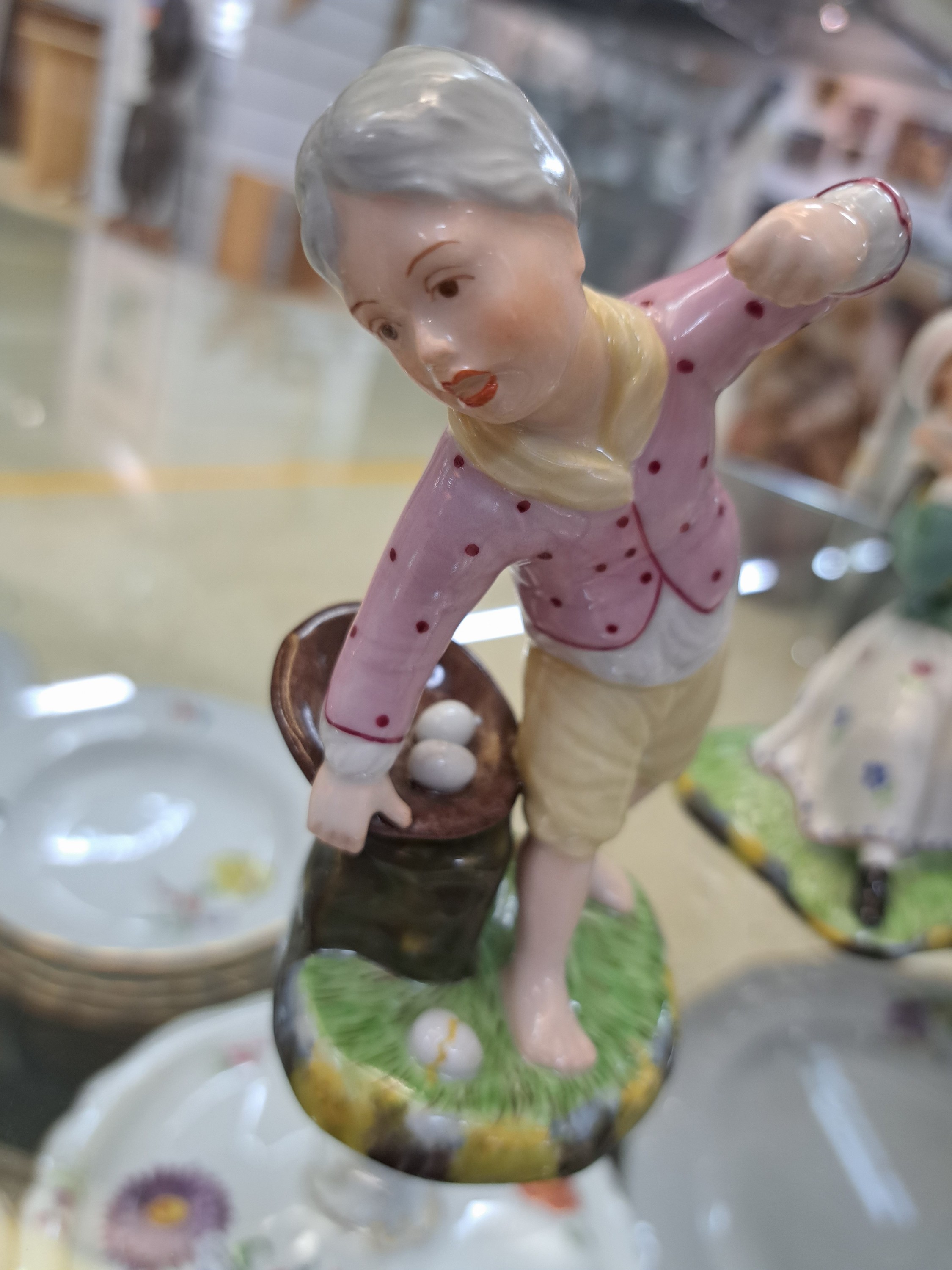 Detail c: 3 Porzellanfiguren, Höchst, 20.Jh., Entw. Johann Peter Melchior 18.Jh., Porzellan, farbig staffiert, "Eierdieb", H. 12 cm; Knabe mit ...