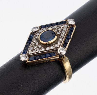 18 kt Gold Saphir-Diamant-Ring,  GG/WG 750/000 gepr., 1 ovalfacett. Saphir und 20 Saphir-Carrees zus. ca. 1.20 ct, 4 Brillanten und 30 8/8-Diamanten ...