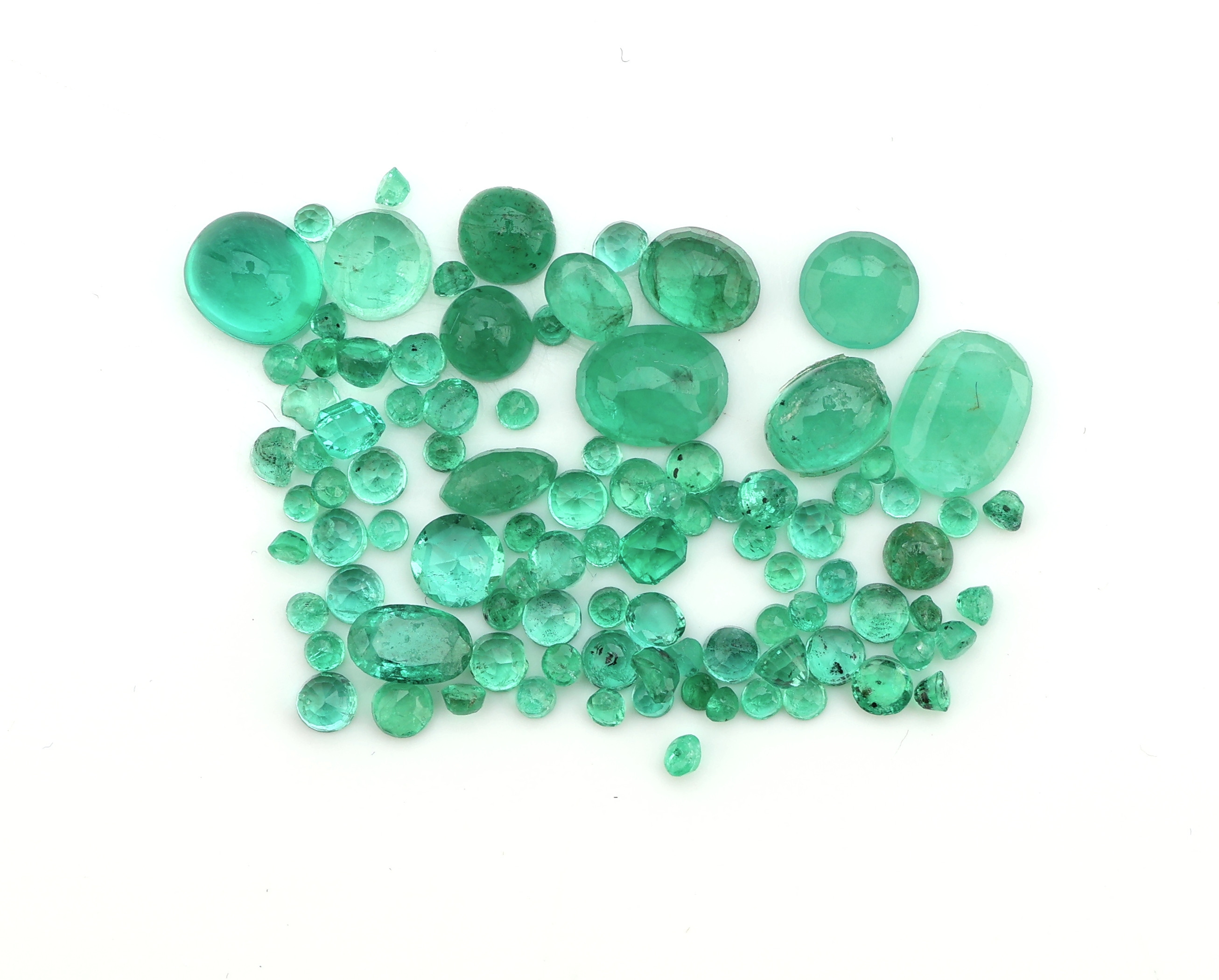 Lot lose Smaragde, zus. 7.97 ct, in versch. Schliffformen und Cabochons, z.T. Ausfassware