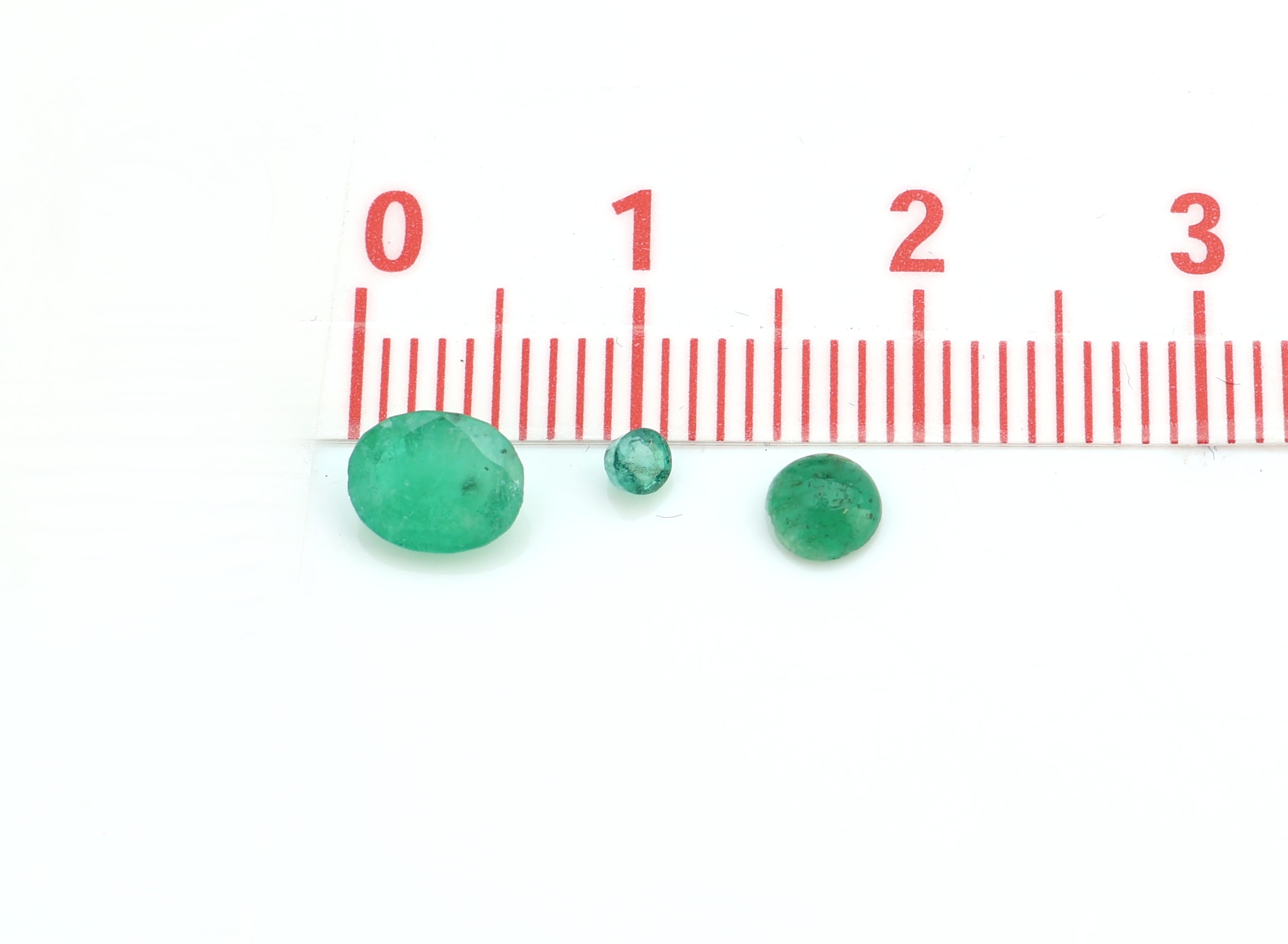 Detail a: Lot lose Smaragde, zus. 7.97 ct, in versch. Schliffformen und Cabochons, z.T. Ausfassware
