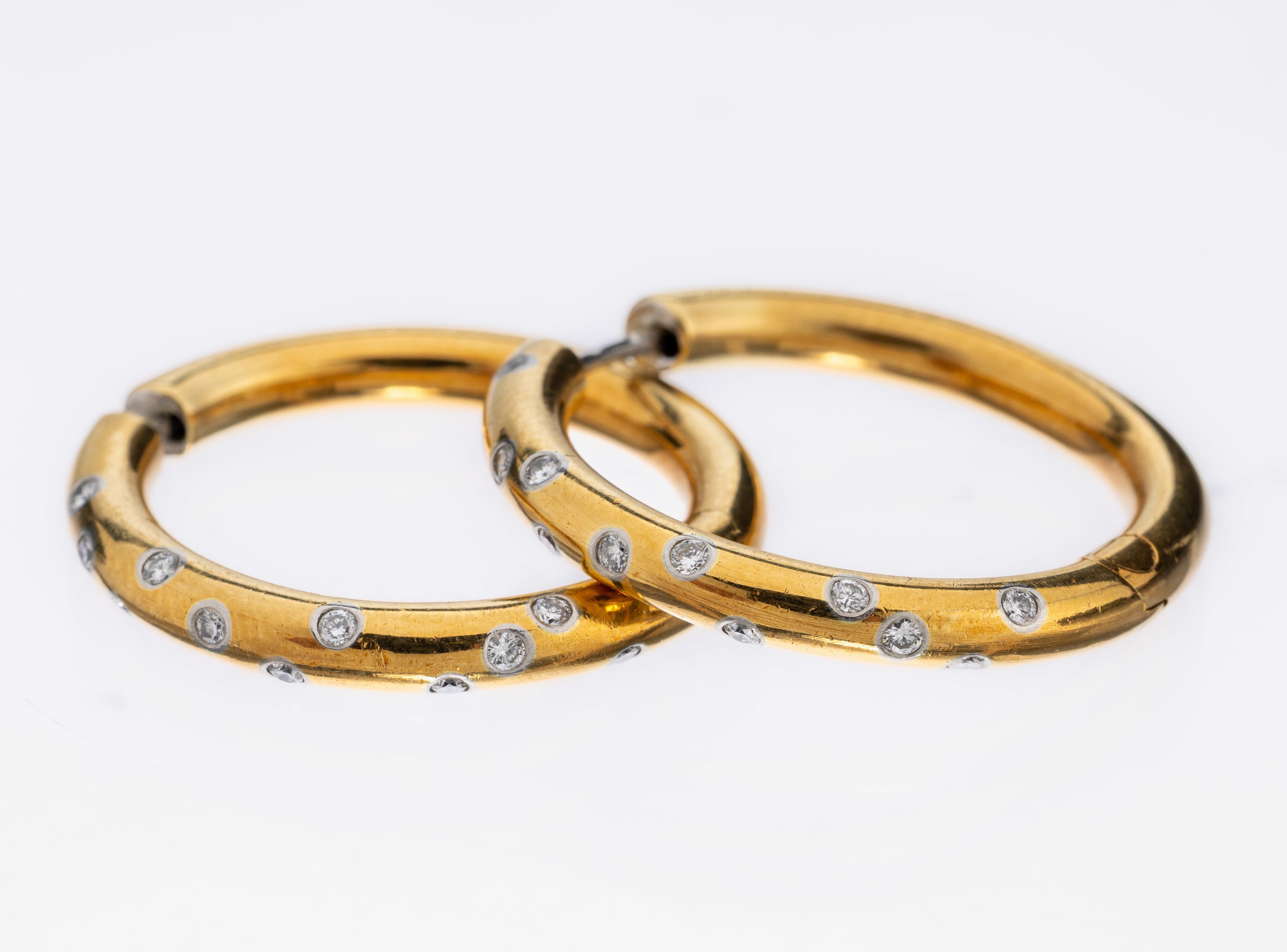 Paar 18 kt Gold Brillant-Ohrcreolen, GG 750/000, schlicht, D. ca. 2.6 cm, 24 Brillanten zus. ca. 0.24 ct Weiß/si, Klappscharnier, ca. 10.9 g, ...