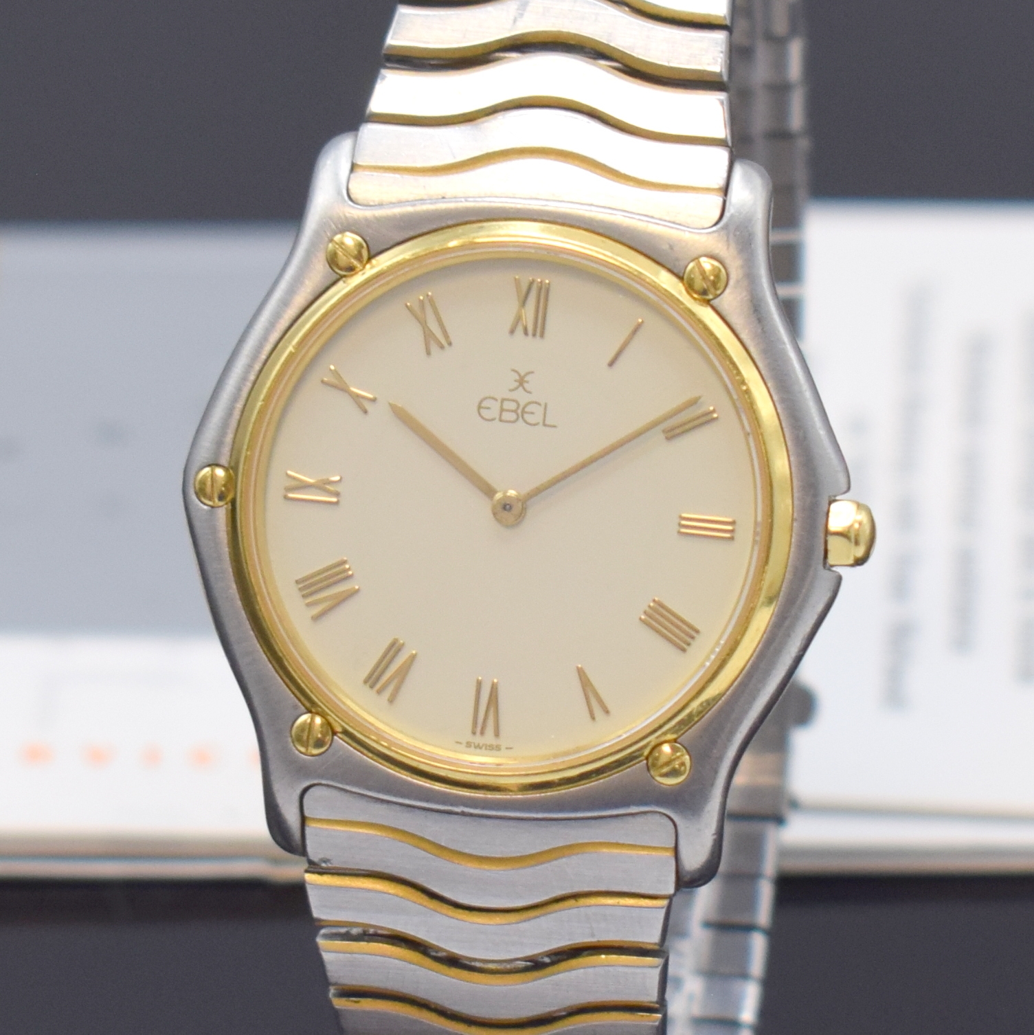 Detail a: EBEL Classic Wave Armbanduhr in Stahl/Gold Referenz 181903, Schweiz um 1990, quarz, 5- fach über Lünette verschr. Geh., orig. Wellenband, weißes ...
