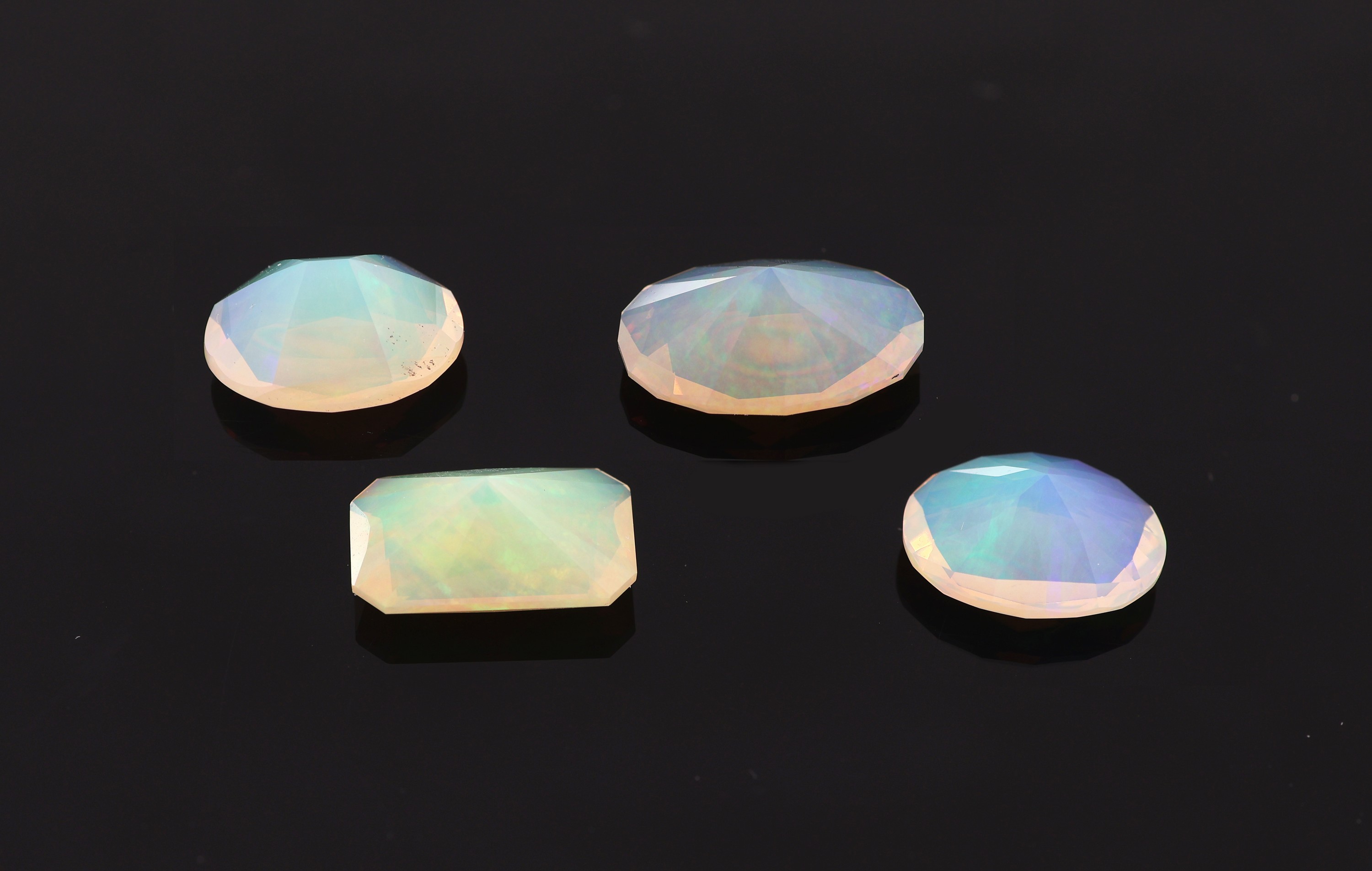 Detail a: Lot 4 lose facett. Opale, zus. 10.06 ct, 3 x oval, 1 x Baguette, mit sehr schönem Farbspielin Blau, Orange, Rot
