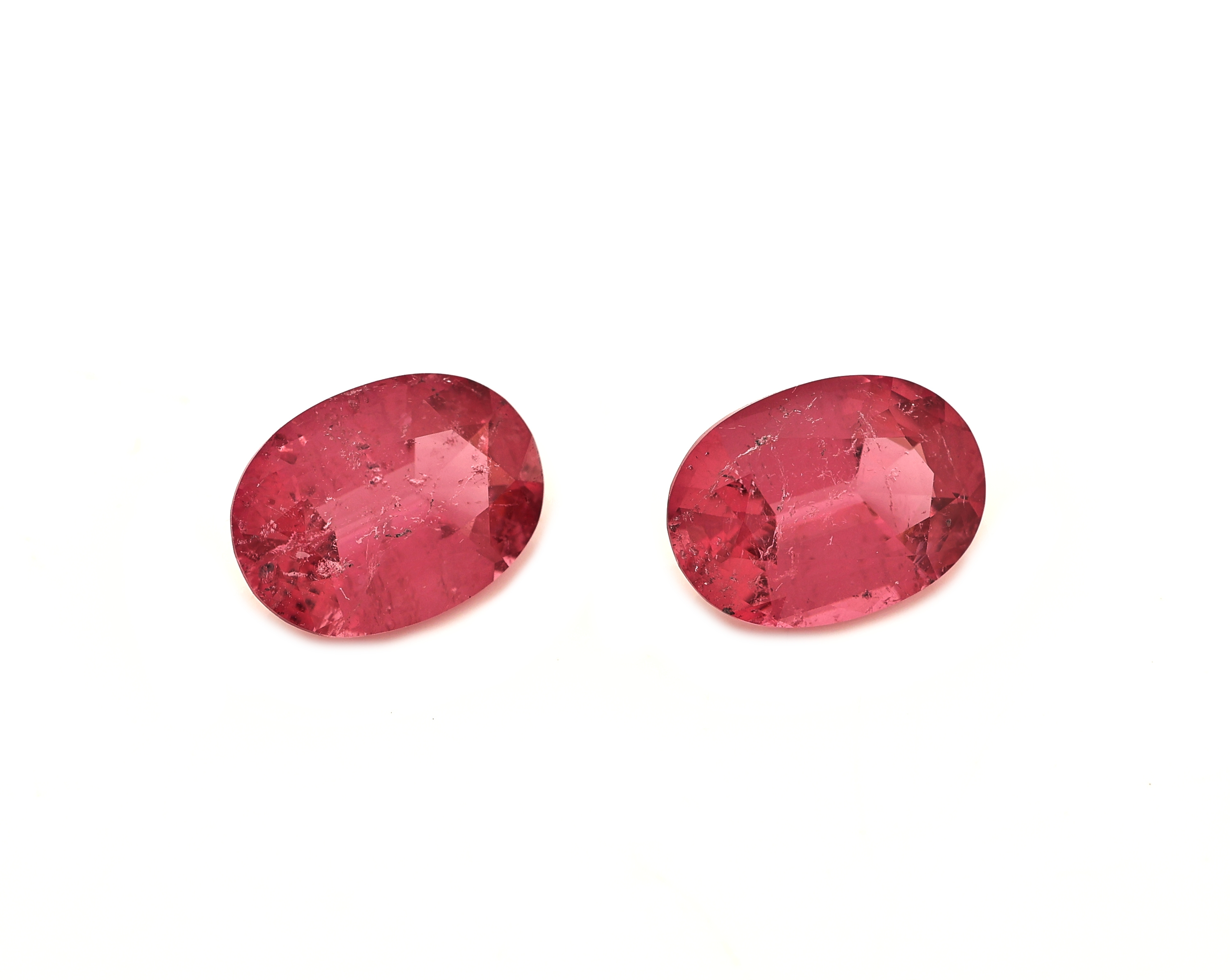 Detail a: Lot loses facett. Rubellith-Paar, zus. 3.14 ct, oval, sehr schöne Farbe