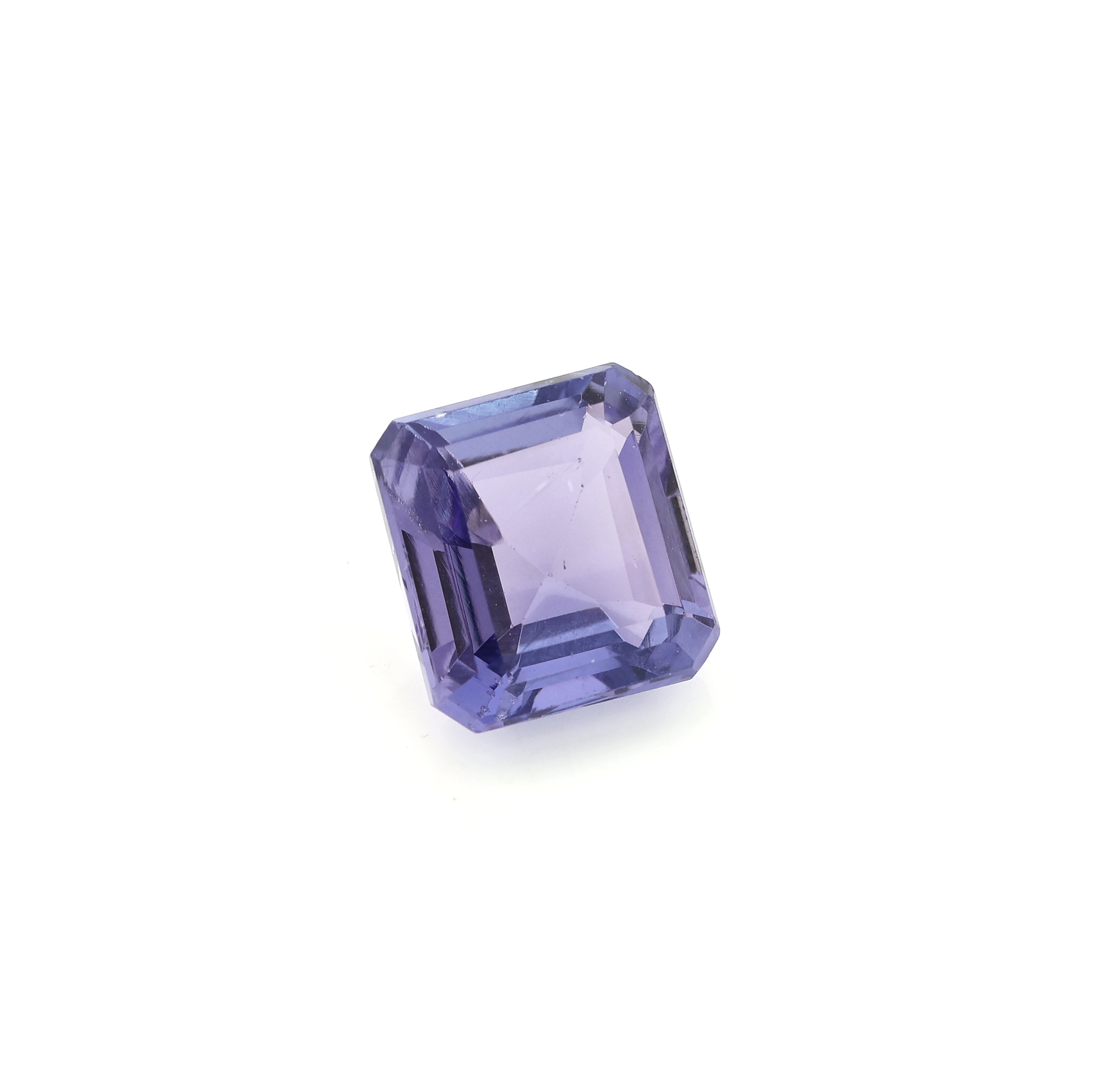 Detail a: Loser facett. Tansanit, 4.05 ct, im Treppen- schliff