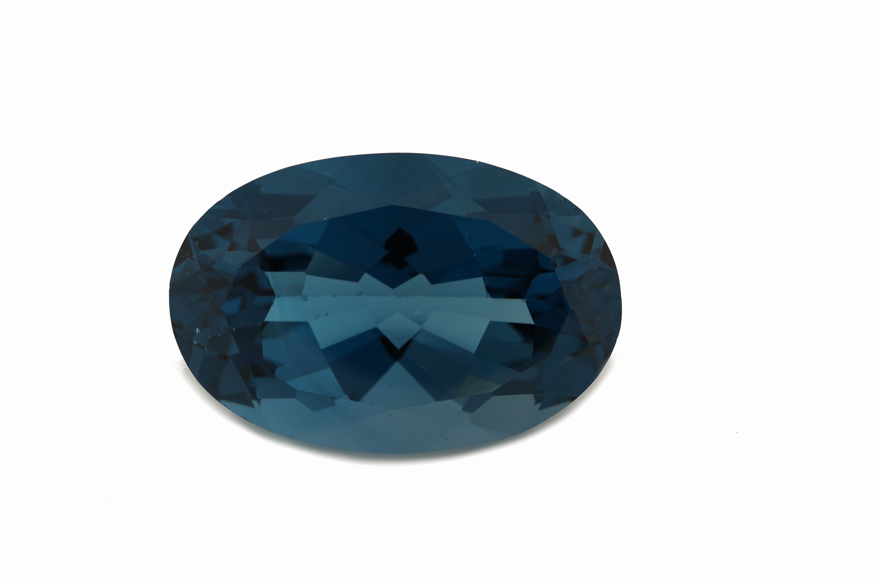 Loser ovalfacett. petrolfarb. Blautopas (beh.), 181.35 ct, gewogen, ca. 4.5 x 2.8 x 2 cm, ca. 36.27 g