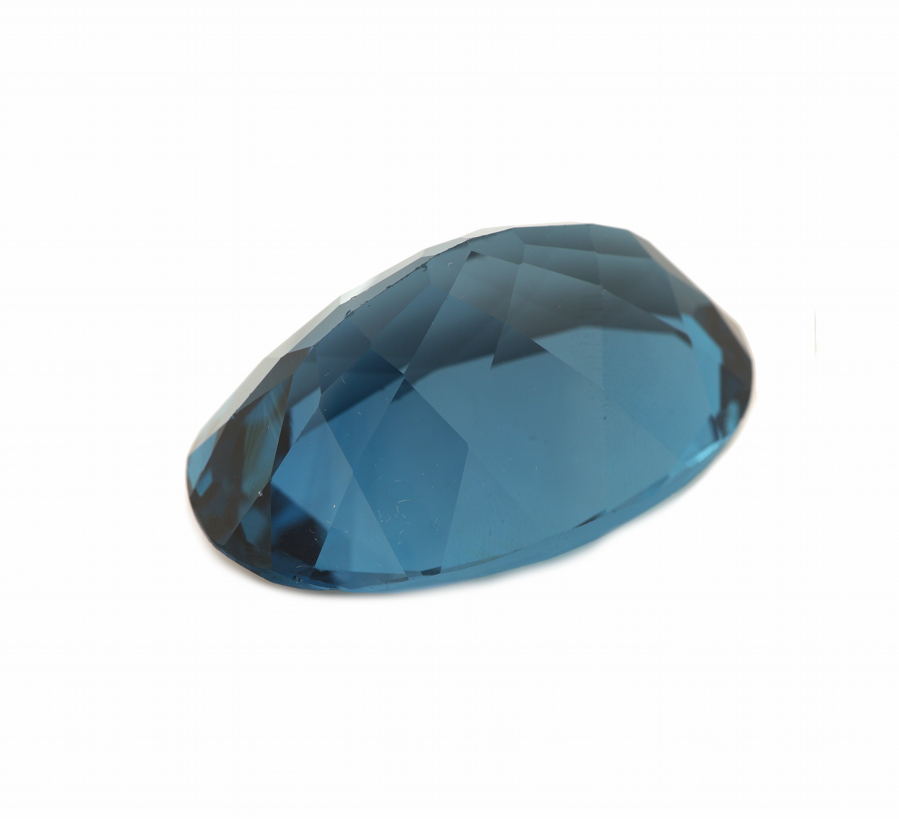 Detail b: Loser ovalfacett. petrolfarb. Blautopas (beh.), 181.35 ct, gewogen, ca. 4.5 x 2.8 x 2 cm, ca. 36.27 g