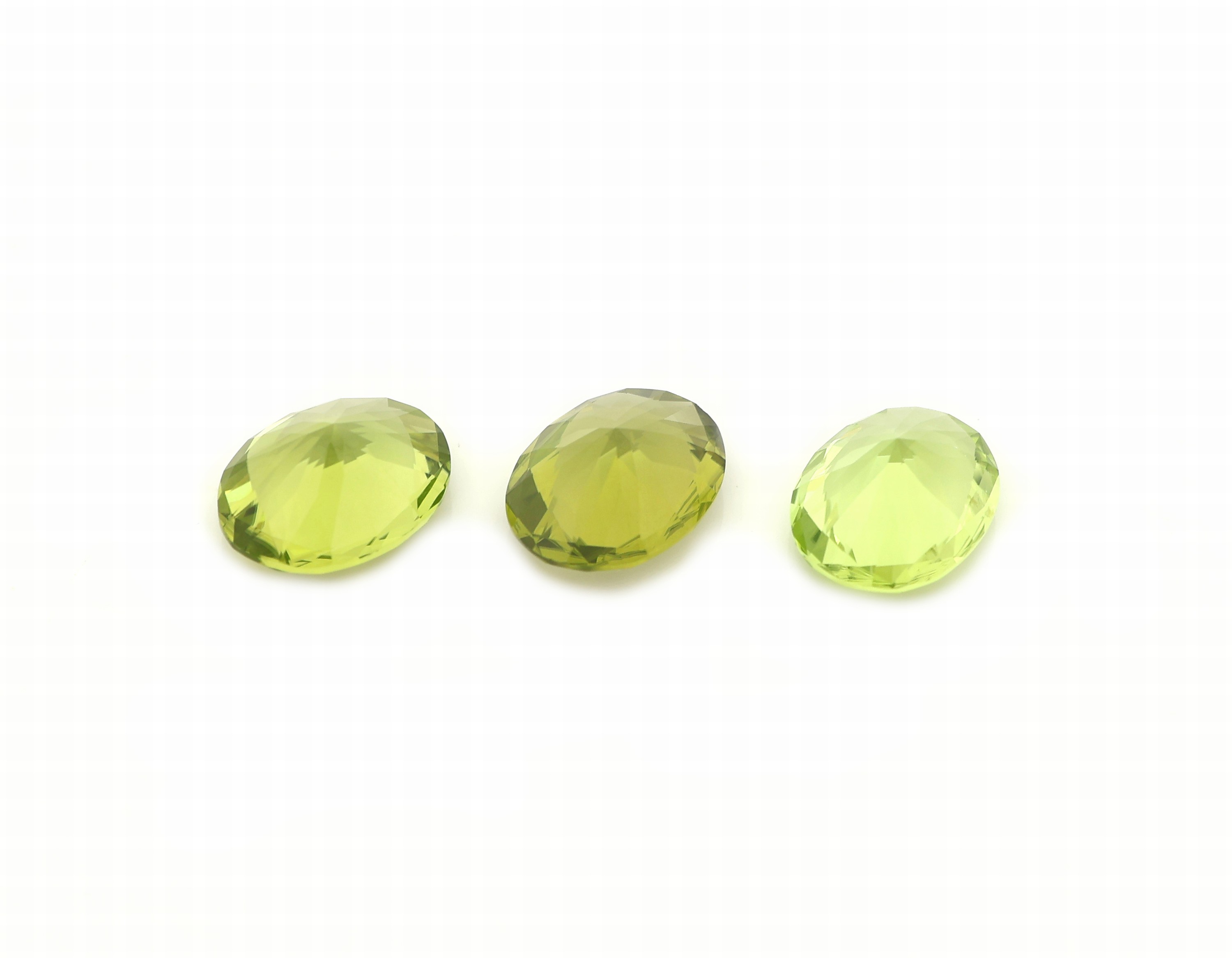Detail a: Lot 3 lose facett. Peridots, zus. 4.95 ct, Oval, im Scherenschliff