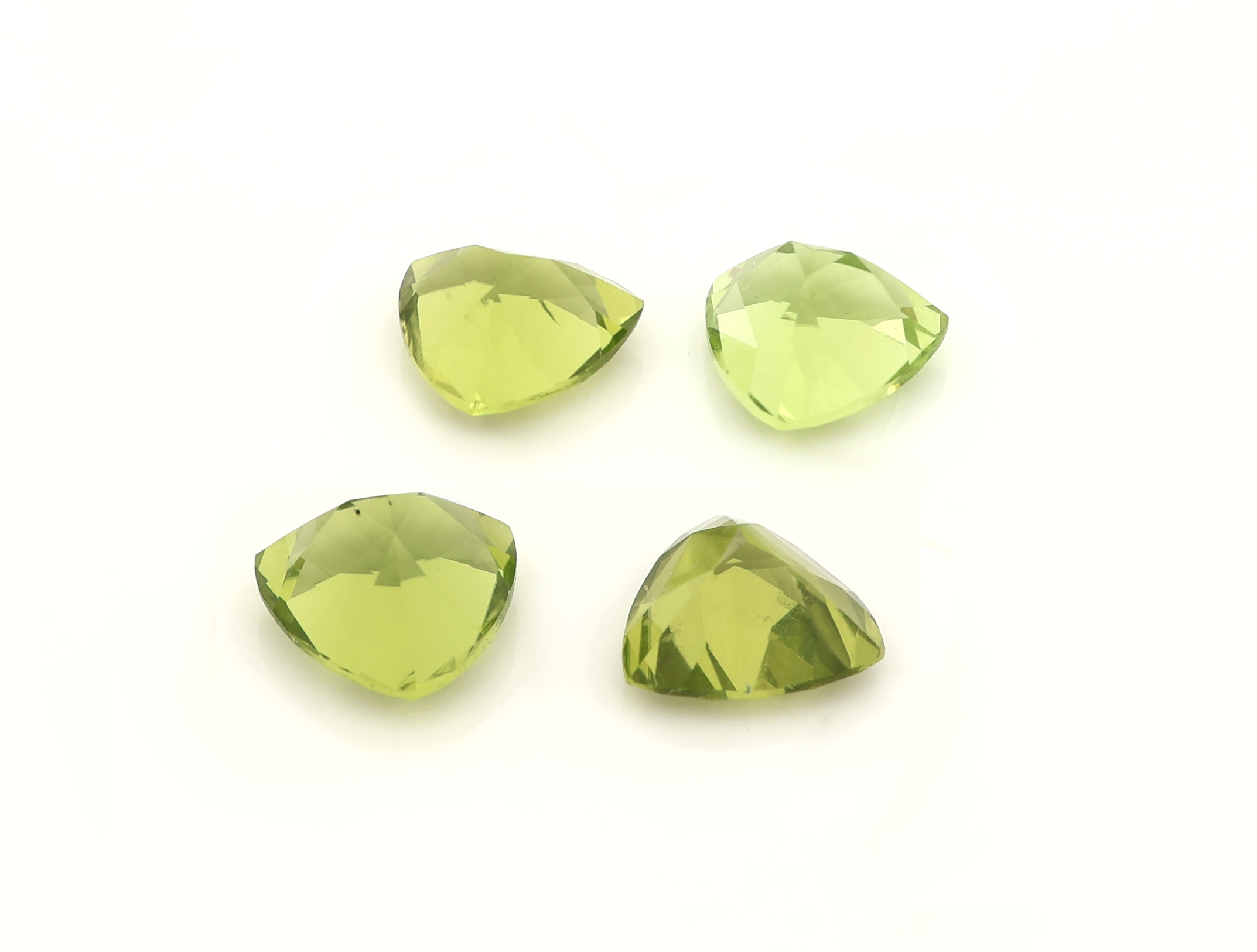 Detail a: Lot 2 lose facett. Peridot-Paare, zus. 7.44 ct, Triangel im Scherenschliff