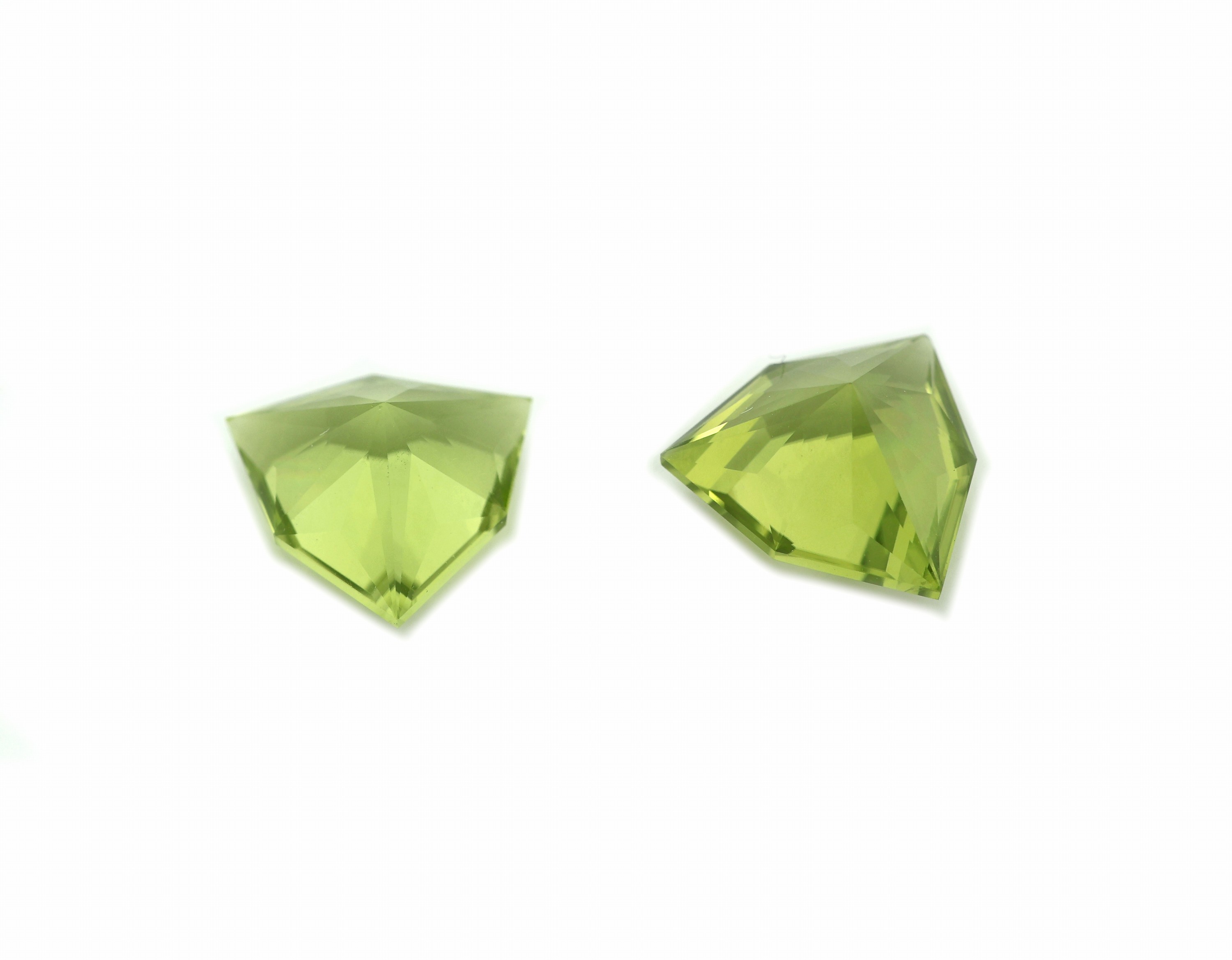 Detail a: Lot 2 lose facett. Peridots , zus. 2.68 ct, facett. Fantasieschliff, im Scherenschliff