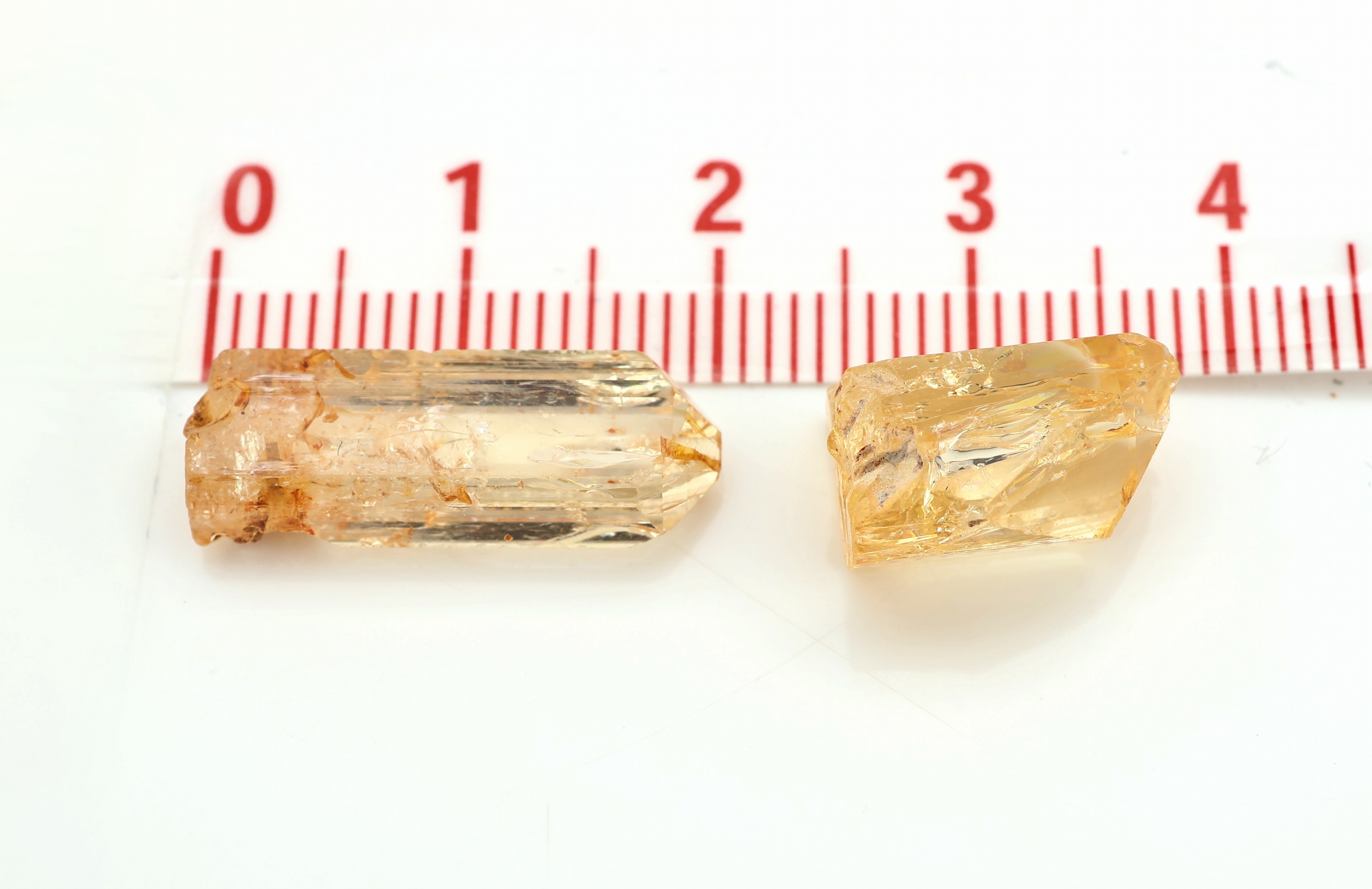 Detail b: Lot lose facett. Imperial Topase, zus. 72.62 ct, z.T. Rohsteine
