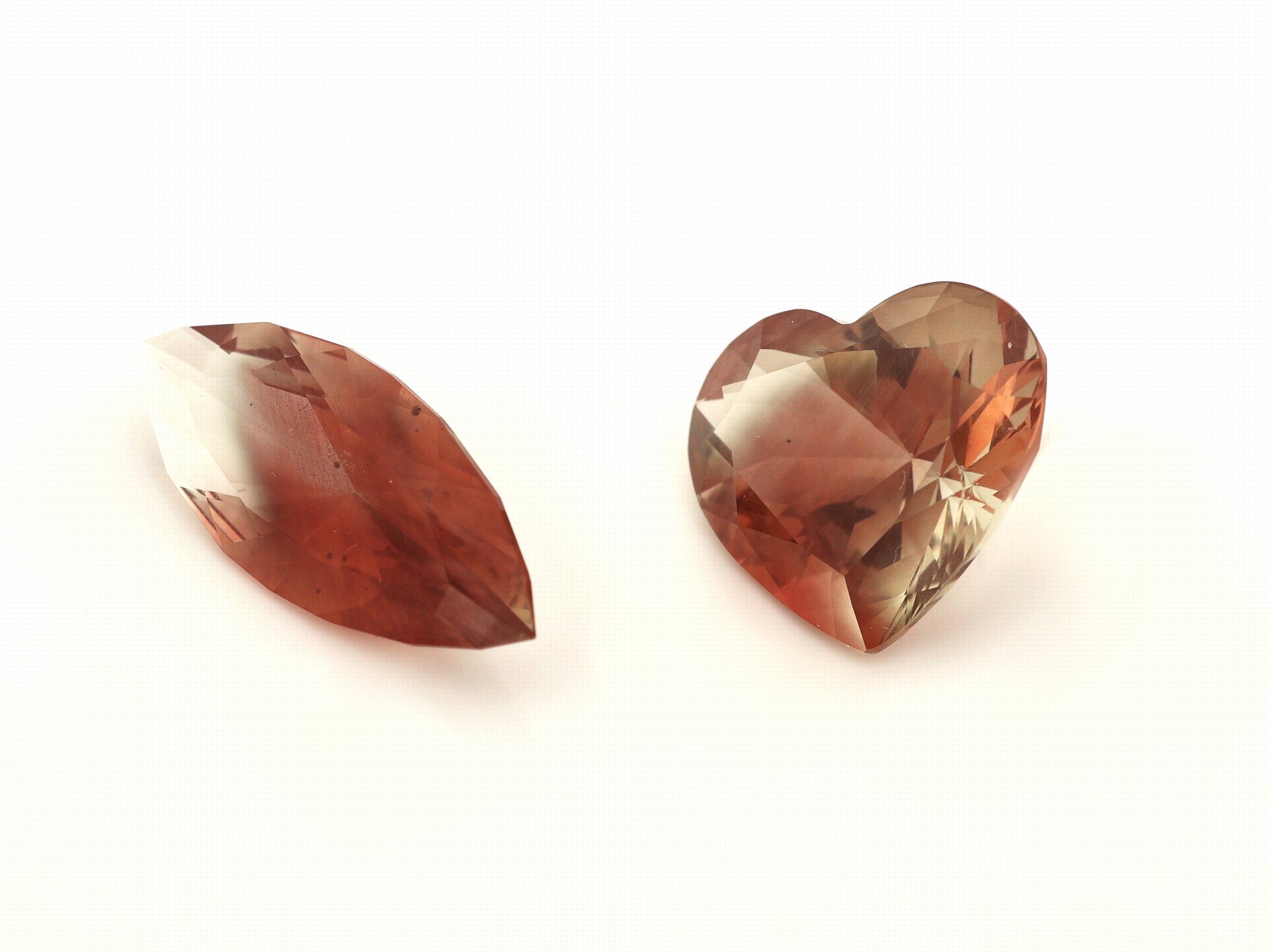 Detail a: Lot 2 lose facett. Sunstones, zus. 9.41 ct, 1 x Navette, 1 x Herz, im Farbverlauf
