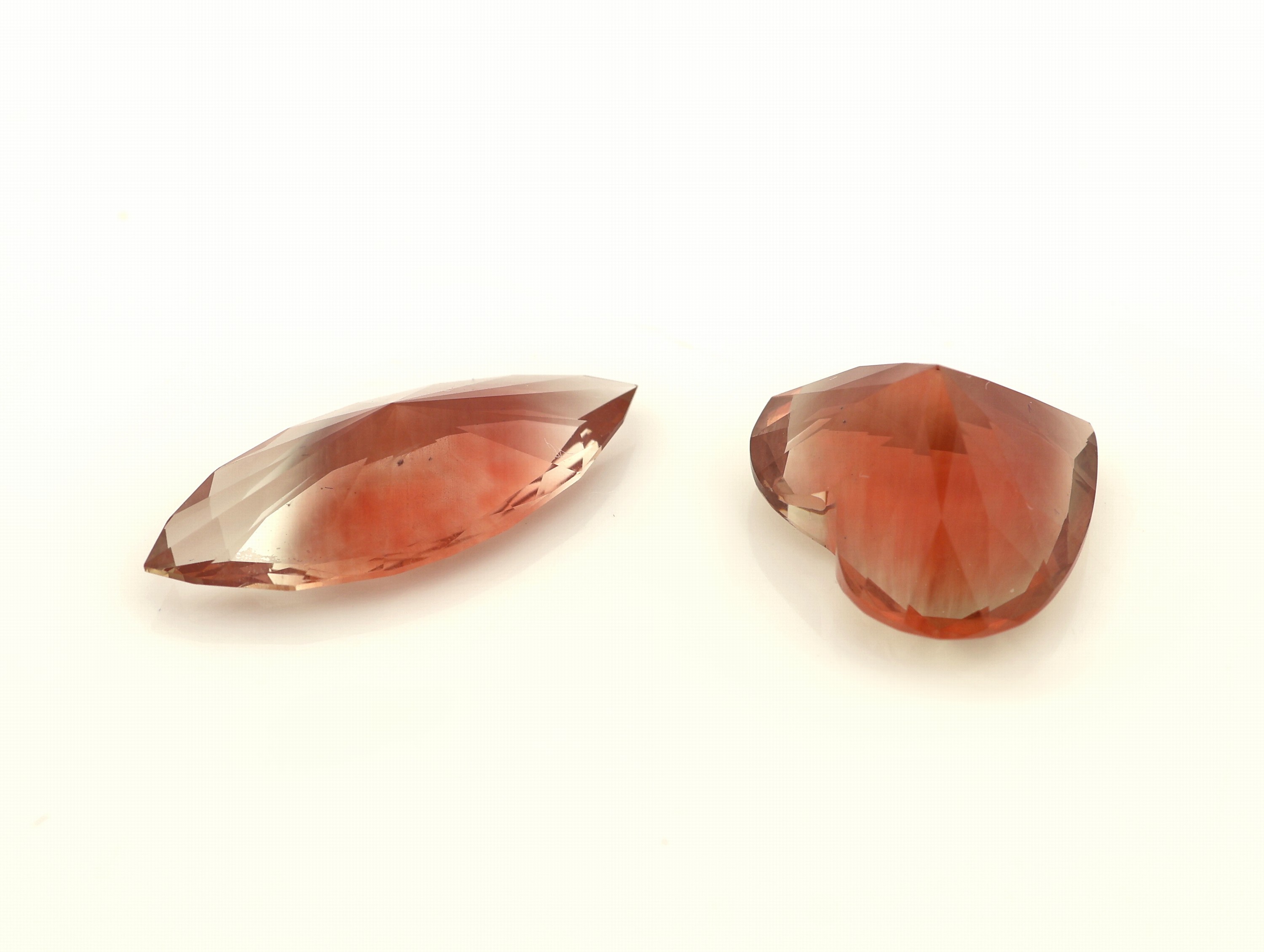 Detail b: Lot 2 lose facett. Sunstones, zus. 9.41 ct, 1 x Navette, 1 x Herz, im Farbverlauf