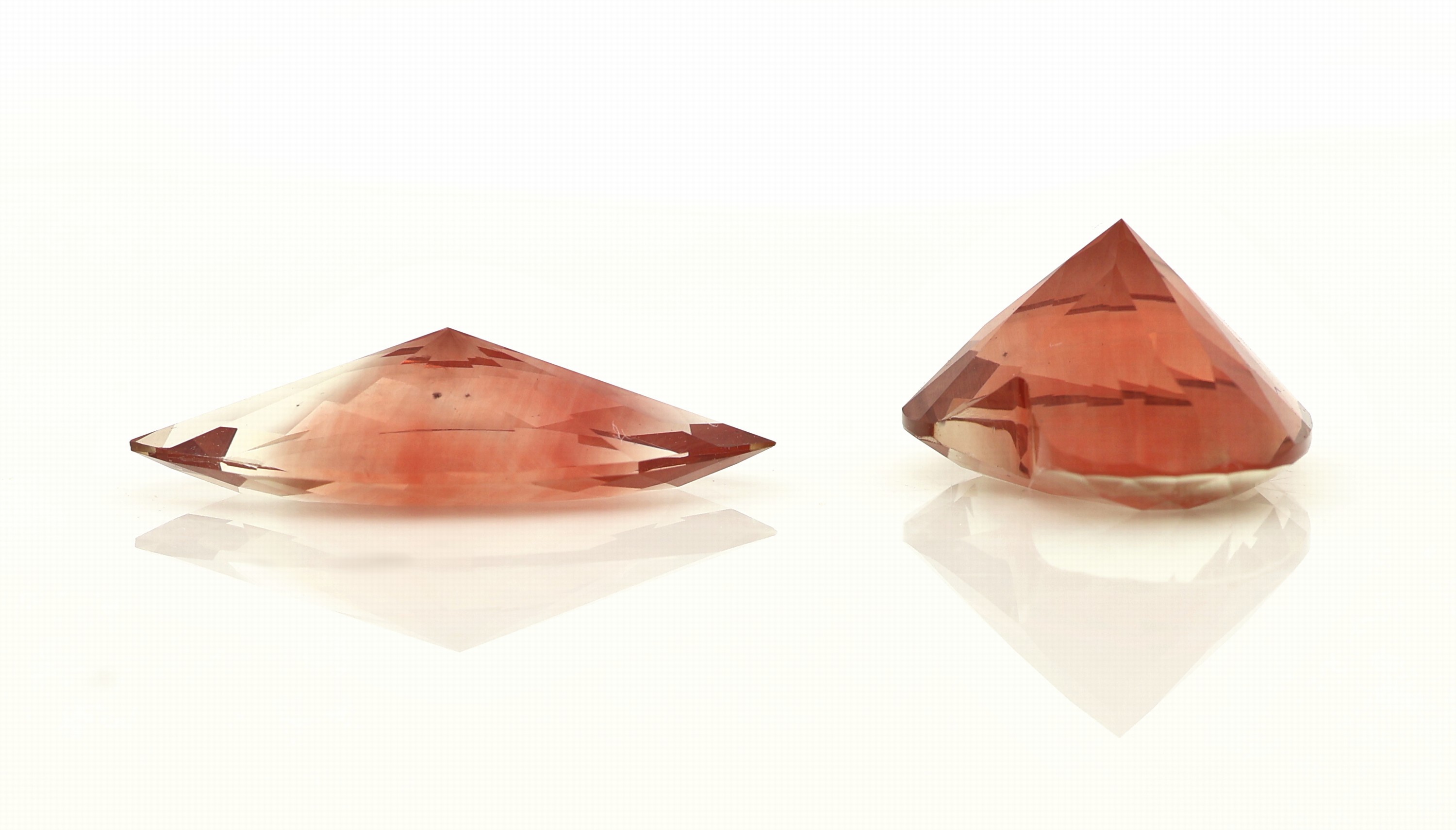 Detail c: Lot 2 lose facett. Sunstones, zus. 9.41 ct, 1 x Navette, 1 x Herz, im Farbverlauf