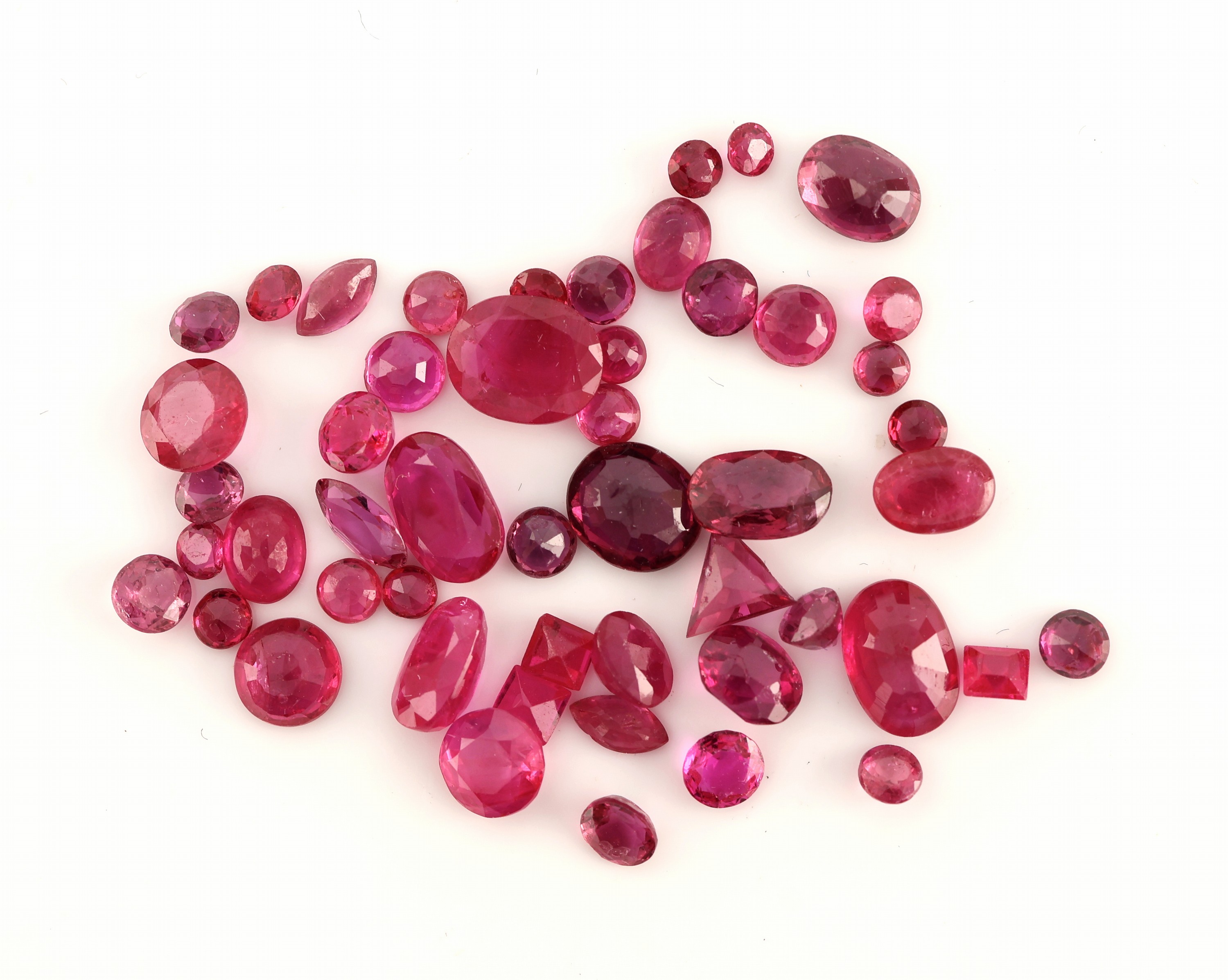 Lot lose facett. Rubine, zus. 10.11 ct, in versch. Schliffformen, Größen und Farbnuancen