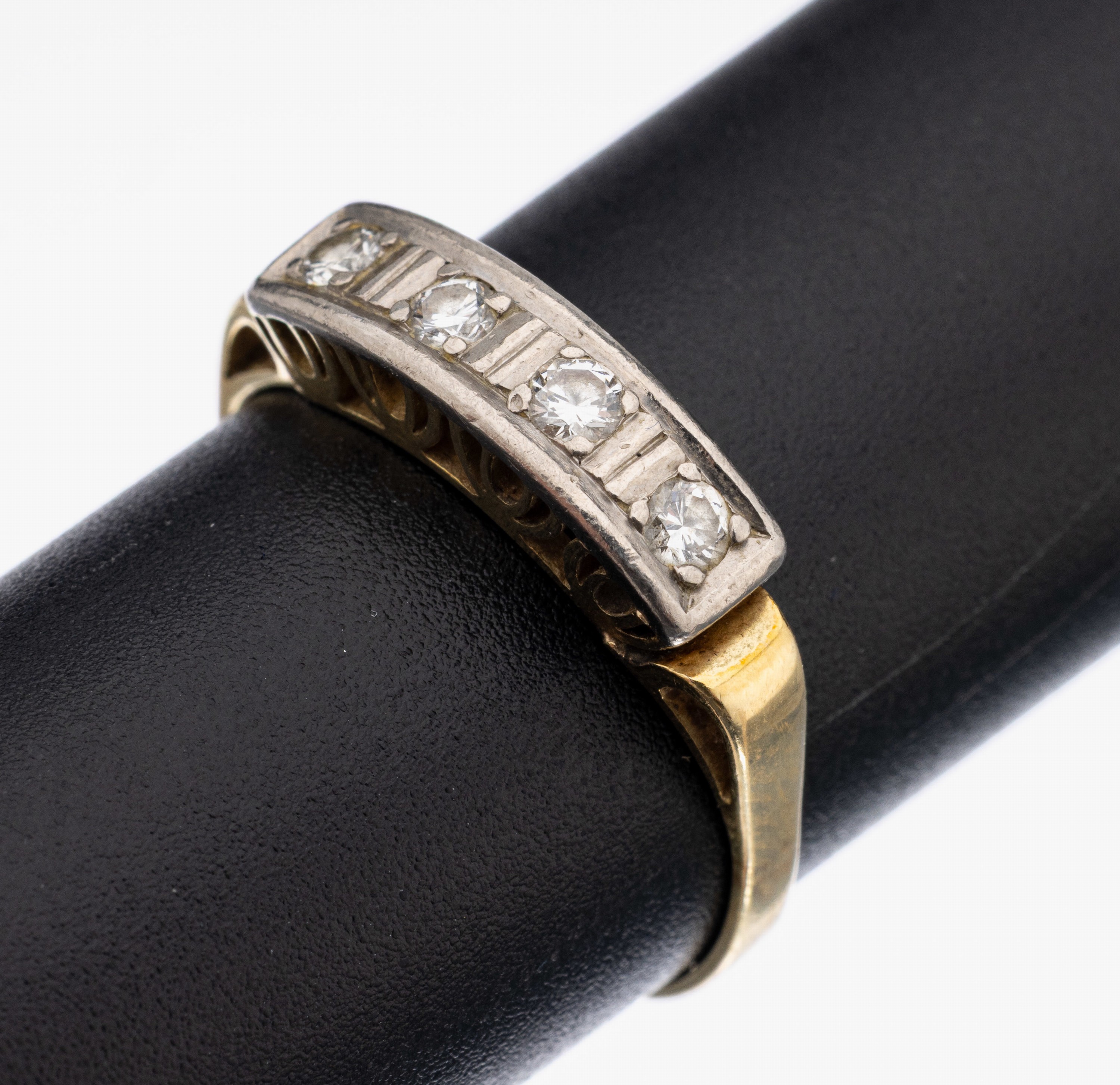 14 kt Gold Brillant-Ring, 1950er Jahre, GG/WG 585/0000, 4 Brillanten zus. ca. 0.20 ct Weiß/si, RW 60, ca. 3.0 g