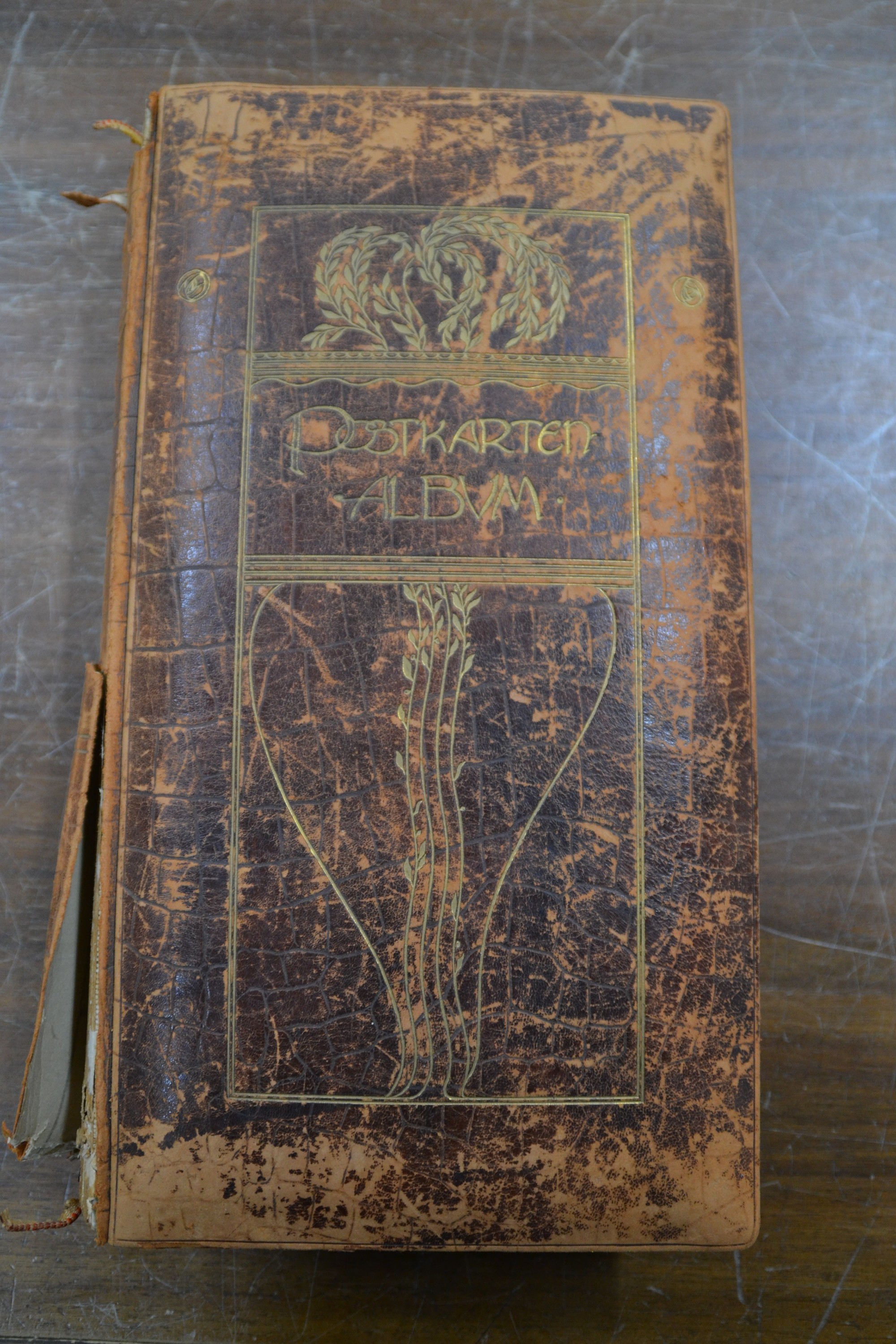 Detail a: Postkartenalbum, deutsch, 1880er bis 1900er-Jahre, ledergebundenes Album um 1900,lädiert, ca. 199 Post- und Ansichtskarten aus Europa mit ...