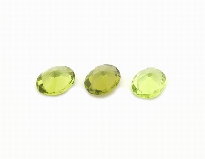 26916510a - Lot 3 lose facett. Peridots, zus. 4.95 ct, Oval, im Scherenschliff Schätzpreis: 480, ...