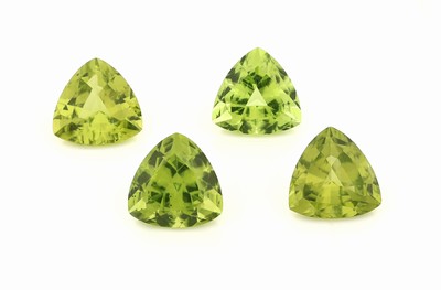 Image Lot 2 loose bevelled peridot-pairs , total 7.44 ct, triangle in scissors cut Valuation ...