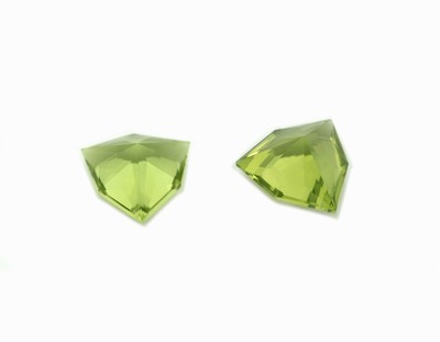 26916514a - Lot 2 lose facett. Peridots , zus. 2.68 ct, facett. Fantasieschliff, im Scherenschliff ...