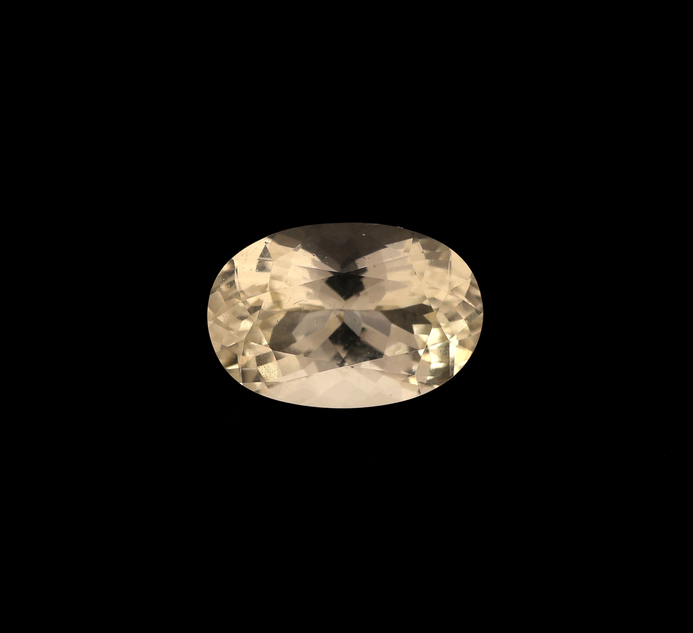 Detail a: Loser ovalfacett. natürlicher Topas, 1.93 ct, light Yellow, im Brilliant/Fancy Schliff, ca. 9.18 x 6.17 x 4.62 mm, mit Expertise