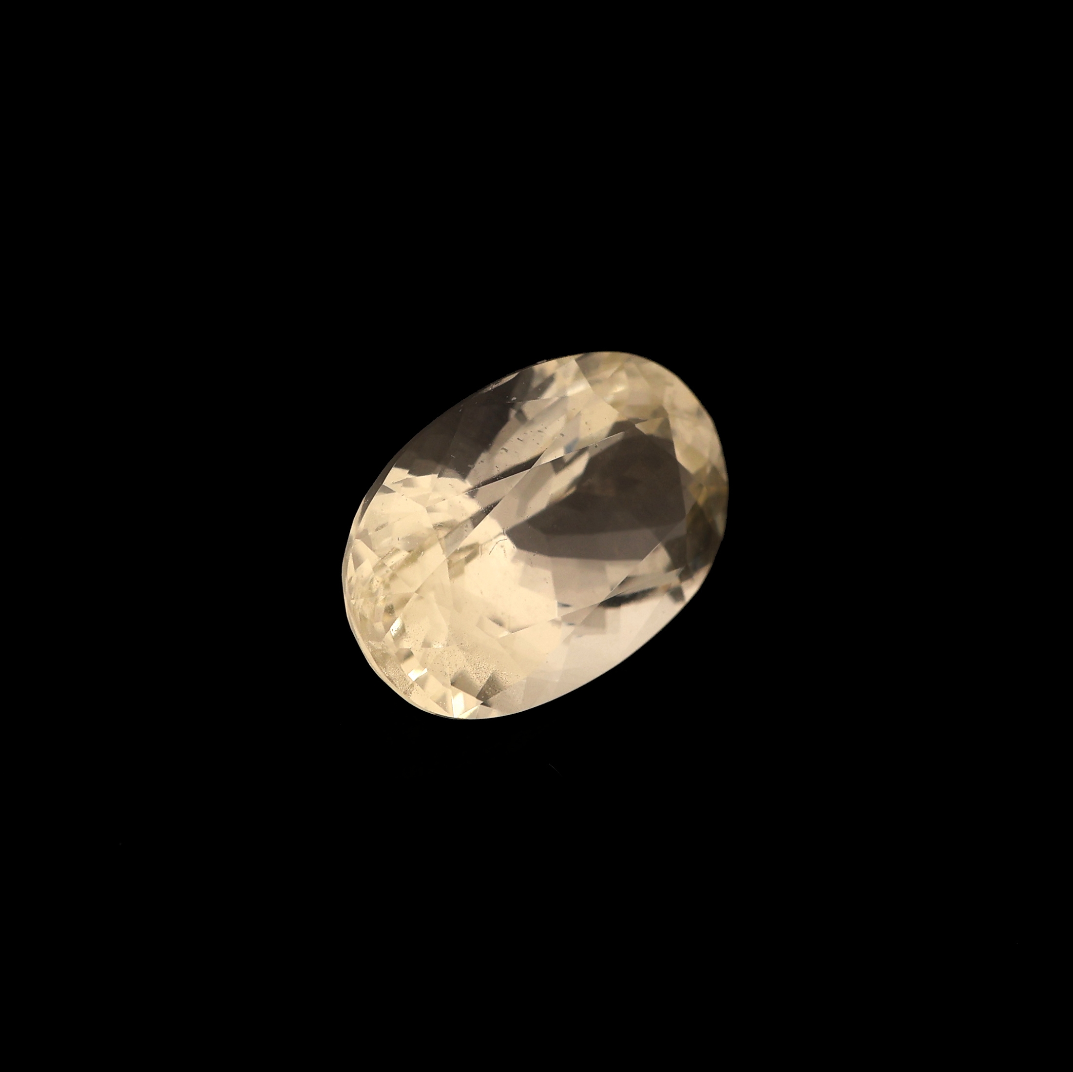 Detail b: Loser ovalfacett. natürlicher Topas, 1.93 ct, light Yellow, im Brilliant/Fancy Schliff, ca. 9.18 x 6.17 x 4.62 mm, mit Expertise