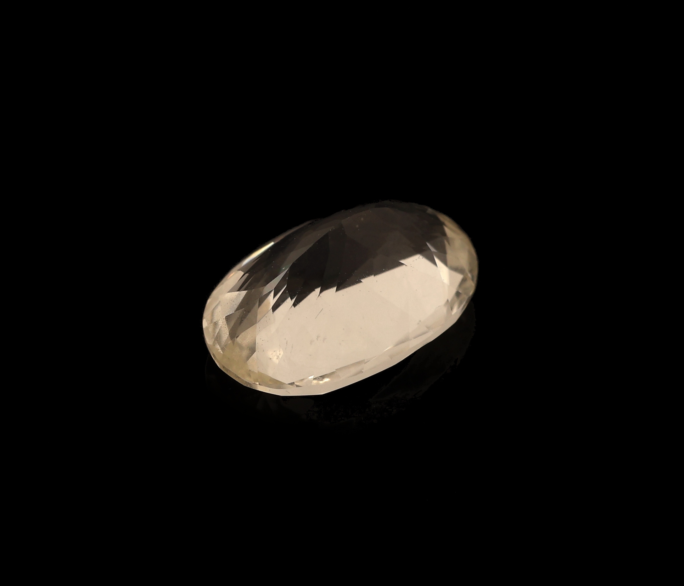Detail c: Loser ovalfacett. natürlicher Topas, 1.93 ct, light Yellow, im Brilliant/Fancy Schliff, ca. 9.18 x 6.17 x 4.62 mm, mit Expertise